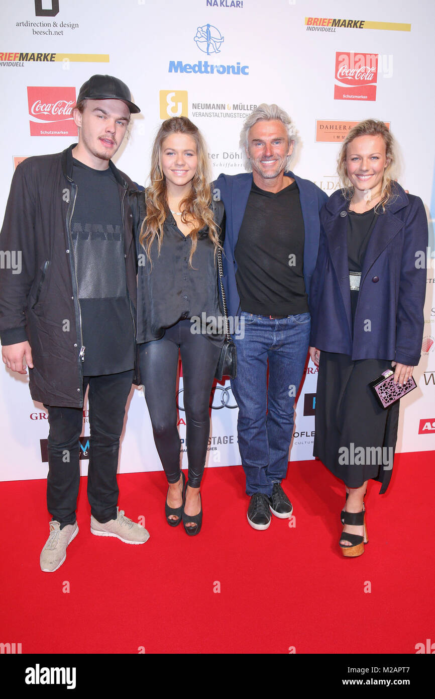 Bobby Dekeyser Mit Kindern Und Seinen Yannik Dekeyser Carolin Dekeyser Und Marie La Charite Dekeyser Veranstaltung Das Kleine Herz Im Zentrum Im Curio Haus Hambourg 14 06 2015 Photo Stock Alamy
