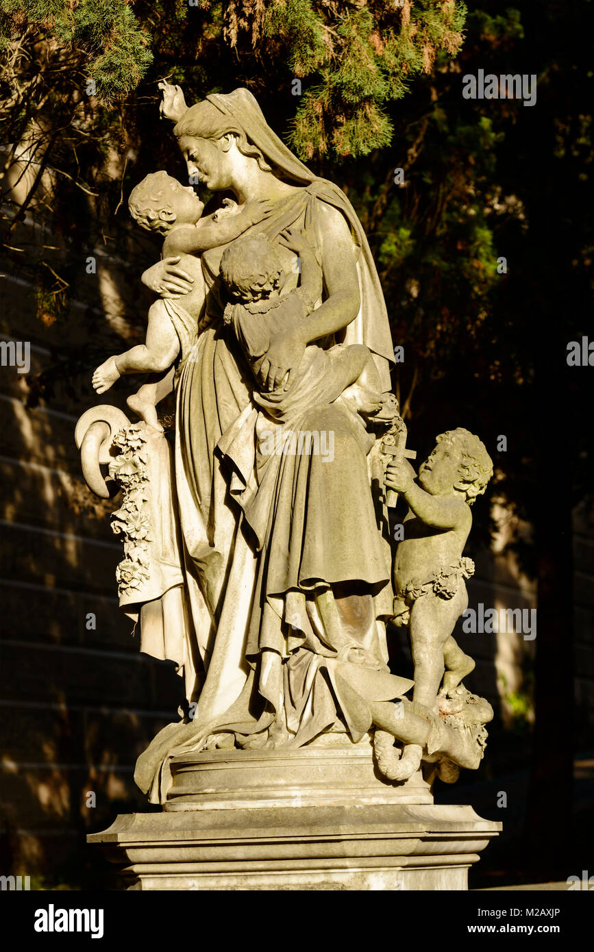 La sculpture sur pierre de mère au cimetière Staglieno monumental historique de la ville, tourné en hiver la lumière dans Genova, Liguria, Italie Banque D'Images