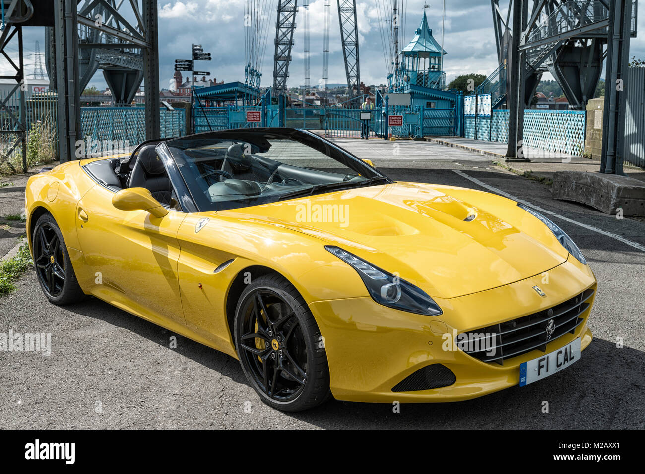 Une Ferrari jaune F1 California photographié à Newport Transporter Bridge, comprimé, Galles du Sud. Banque D'Images