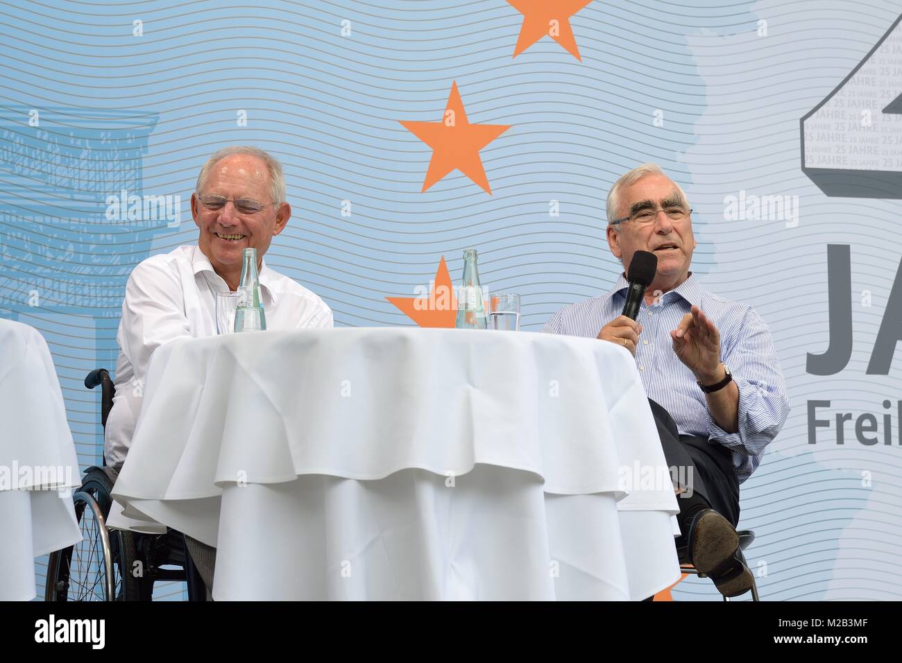 25 Jahre Freiheit und Einheit - Dr. Schäuble im Gespräch mit Dr. Theodor WAIGEL und Dr. Günther Krause zur Wende in Deutschland beim Tag der offenen Tür 2015. Im Bild : Dr. Wolfgang Schäuble und Dr. Theodor WAIGEL (VL). Banque D'Images