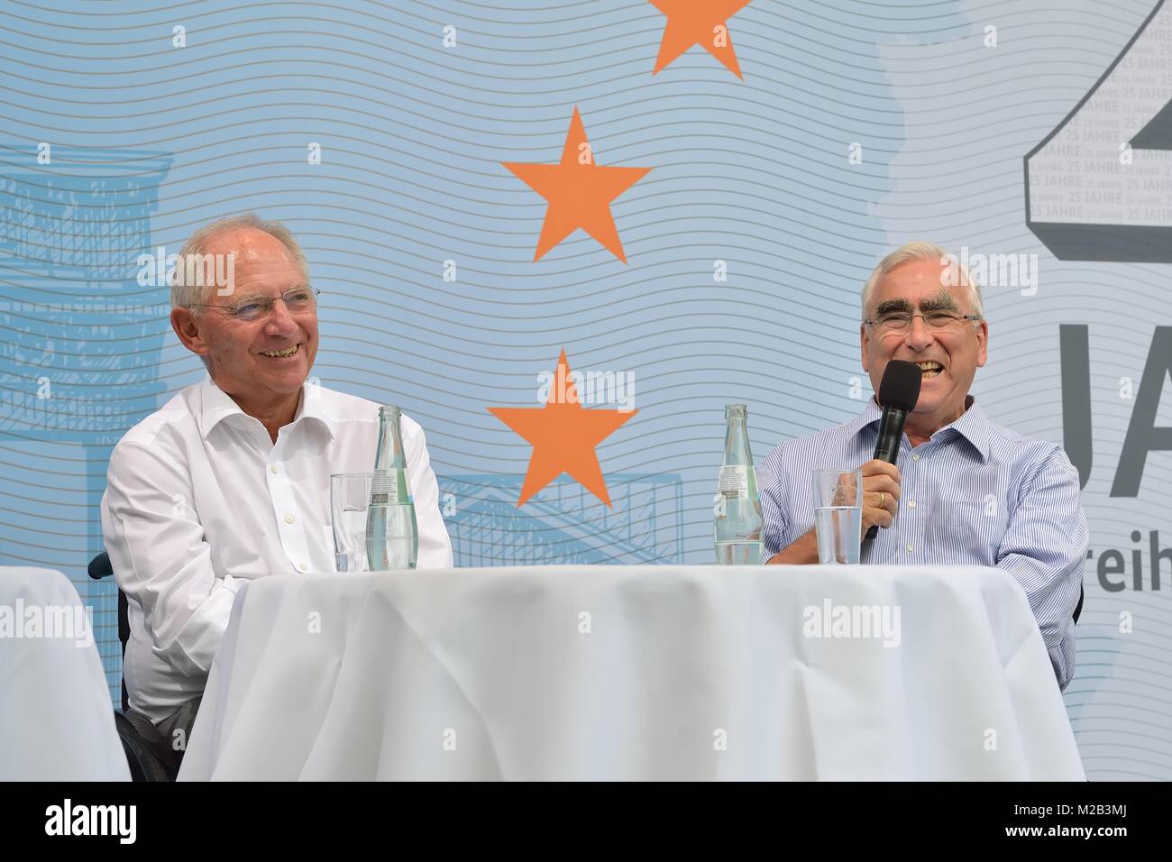 25 Jahre Freiheit und Einheit - Dr. Schäuble im Gespräch mit Dr. Theodor WAIGEL und Dr. Günther Krause zur Wende in Deutschland beim Tag der offenen Tür 2015. Im Bild : Dr. Wolfgang Schäuble und Dr. Theodor WAIGEL (VL). Banque D'Images