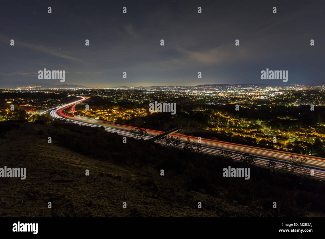 Vue de la colline de nuit de la route 118 freeway entrant dans la région de San Fernando Valley à Los Angeles en Californie. Banque D'Images