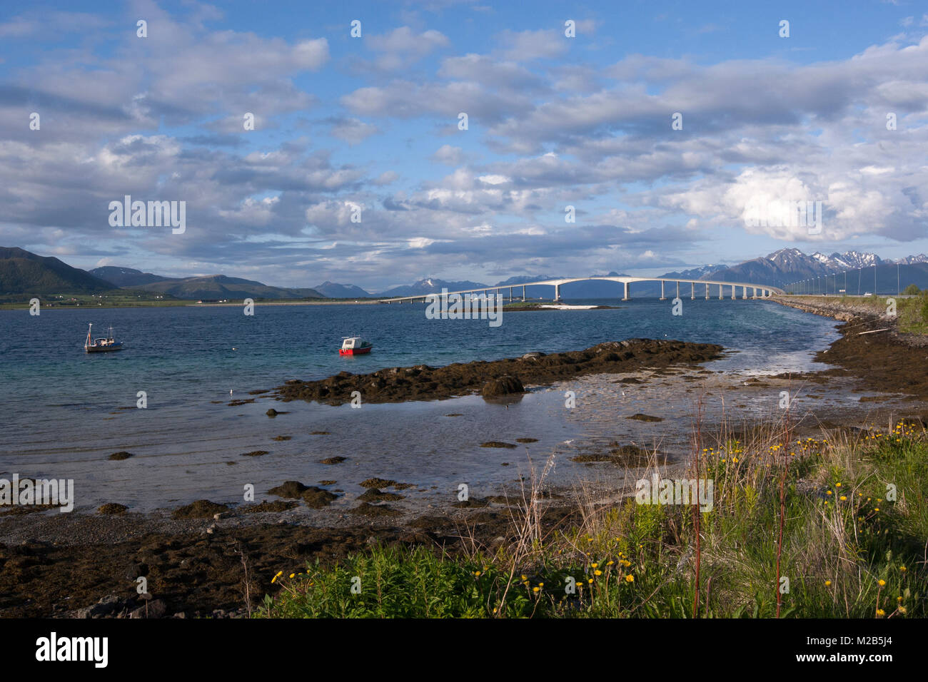 Commune de pont à Sortland, type de pont en porte-à-faux, dans l'archipel des Vesterålen sans petrole, comté de Nordland, en Norvège. Banque D'Images