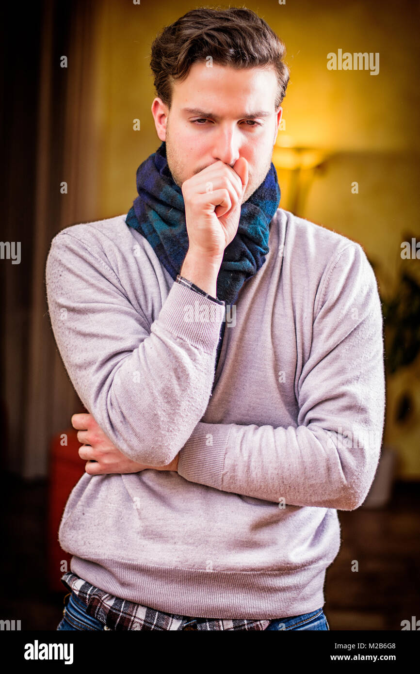Jeune homme malade à la maison, la toux Banque D'Images