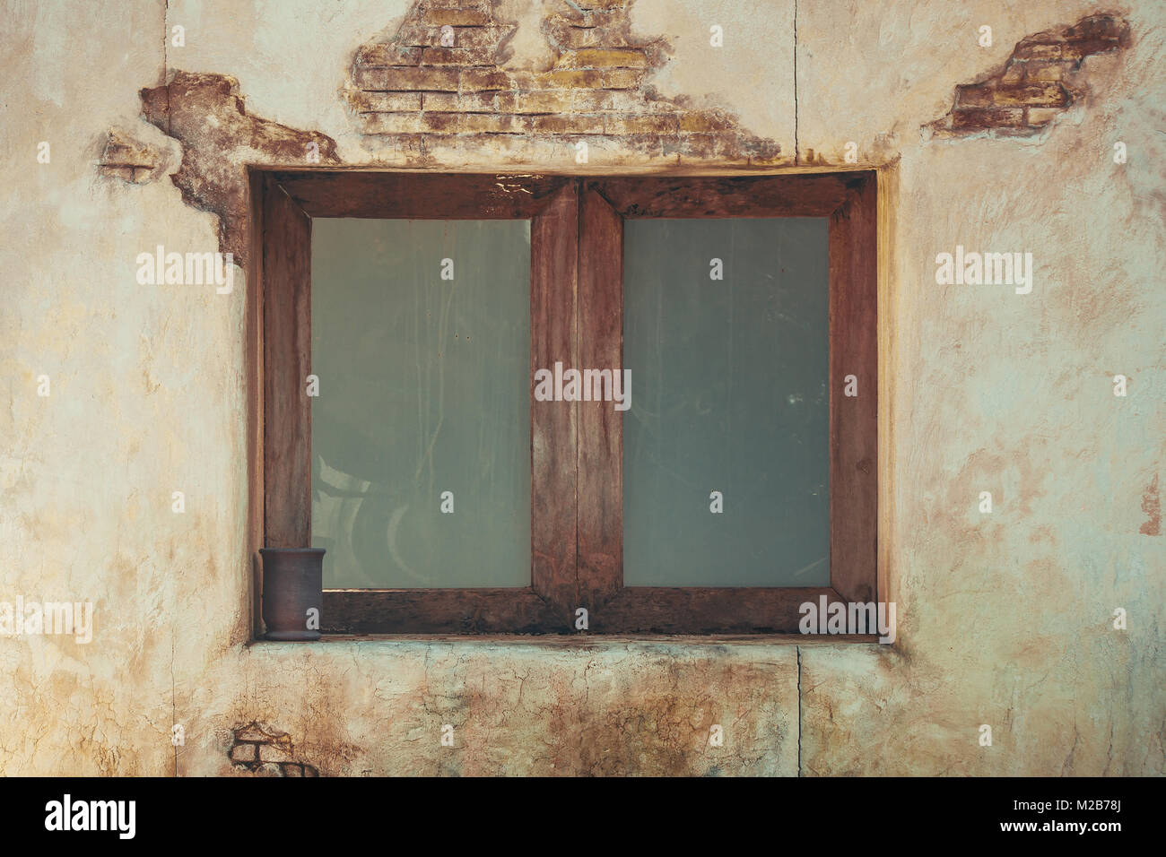 Close up vintage retro grunge vieille fenêtre en bois sur mur de briques. Banque D'Images