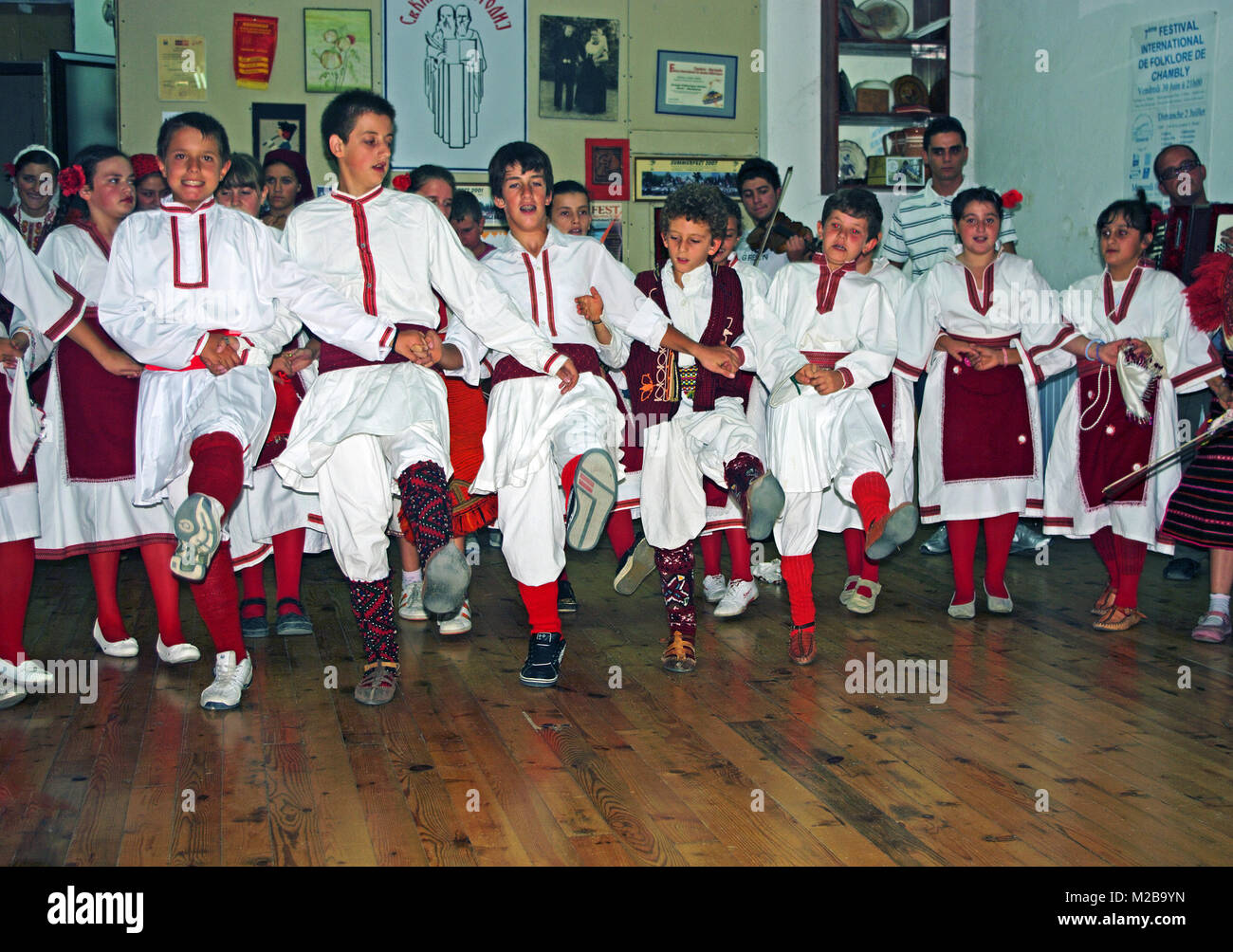 Groupe de l'École de danse folklore, les garçons en costume, Ohrid, Macédoine Banque D'Images