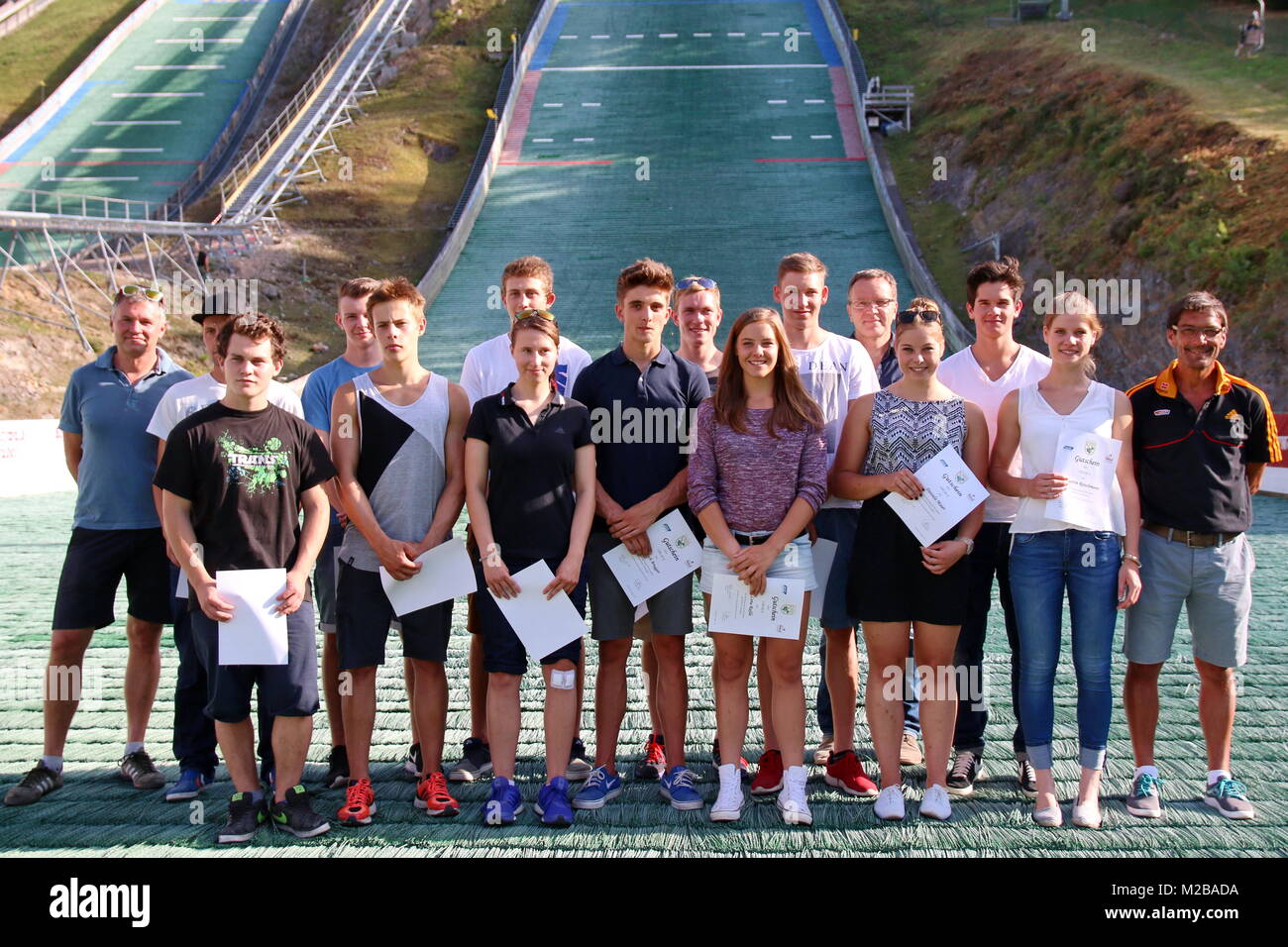 Hinterzarten/Skisport : (joh) Es ist schon eine lange Tradition, die auch bei der Ixo des FIS Sommer 2015 Grand Prix à Hinterzarten ihre Fortsetzung fand - die Sportlerehrung des Skiverbandes Schwarzwald (SVS). Si konnte SVS-Präsident Stefan Wirbser nicht weniger als 37 Sportler aus acht Disziplinen auszeichnen. "Wir freuen uns, tolle Nachwuchssportler In unseren Reihen zu haben, die wir heute vor großer Kulisse ehren wollen. Zum ersten Mal in der 120-jährigen Verbandsgeschichte gelungen ist es, dass wir uns dans allen Disziplinen des Internationalen Skiverbandes (FIS) waren präsent, Banque D'Images