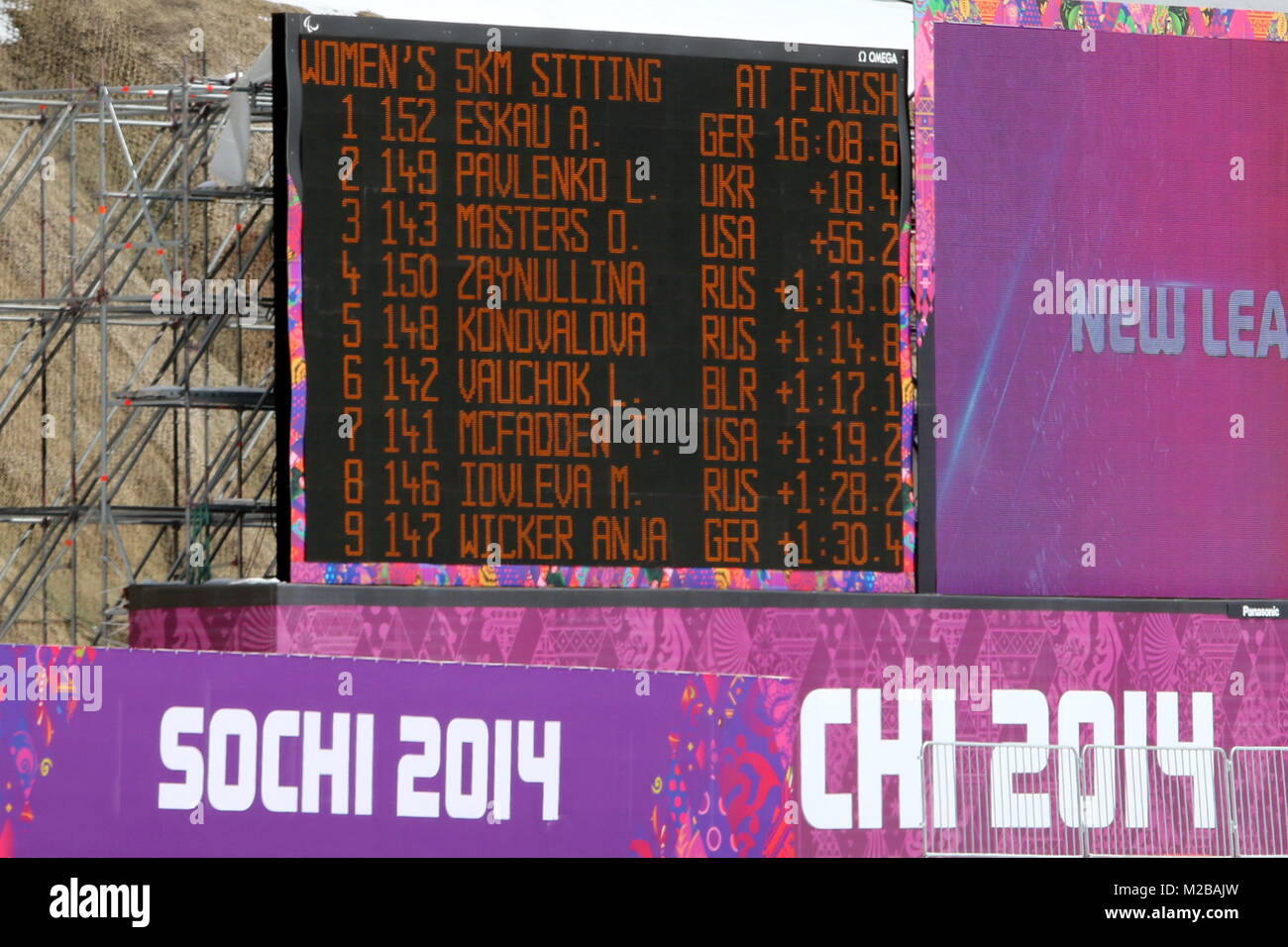 Anzeigetafel bestätigt die es : Andrea Eskau gewinnt bei den Jeux paralympiques de Sotchi, über die im Sitzski 5 kilomètre zweite Goldmedaille - Cross Country - Skianglauf 9. Jeux paralympiques 2014 / Wettkampftag Sotschi Jeux paralympiques d'hiver de Sotchi 2014 Banque D'Images