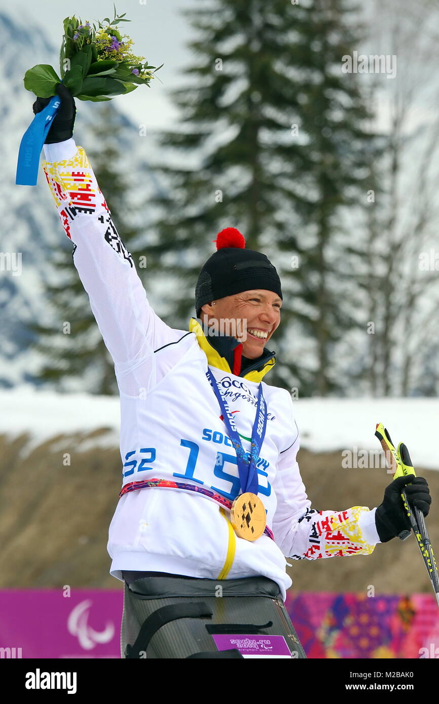 Goldmedaillengewinnerin Zweifache : Andrea Eskau bei der Siegerehrung nach dem) über fünf kilomètre - Cross Country - Skianglauf 9. Jeux paralympiques 2014 / Wettkampftag Sotschi Jeux paralympiques d'hiver de Sotchi 2014 Banque D'Images