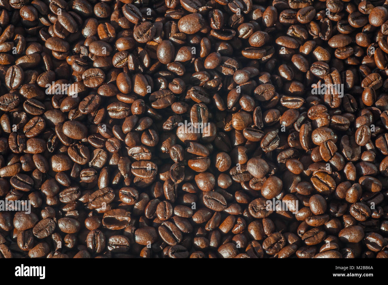 Les grains de café torréfiés comme arrière-plan copie espace. Banque D'Images