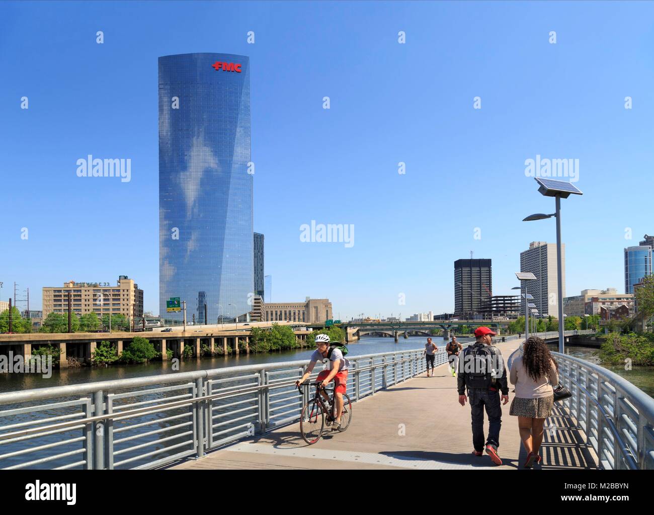 Le Parc des Sentiers de la rivière Schuylkill et gratte-ciel Banque D'Images