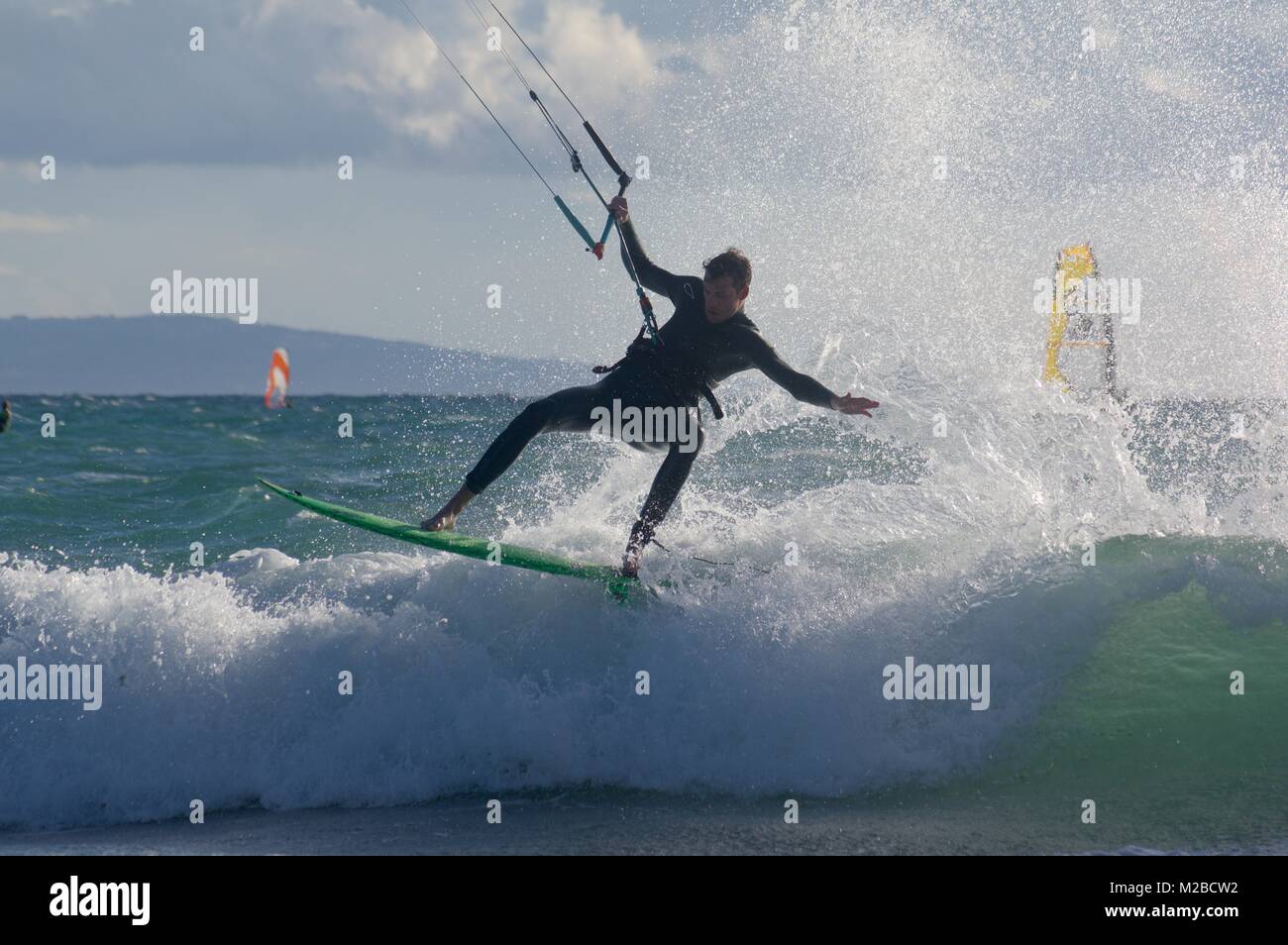 Kitesurfer sur la plage de Los Lances, Tarifa, Espagne Banque D'Images