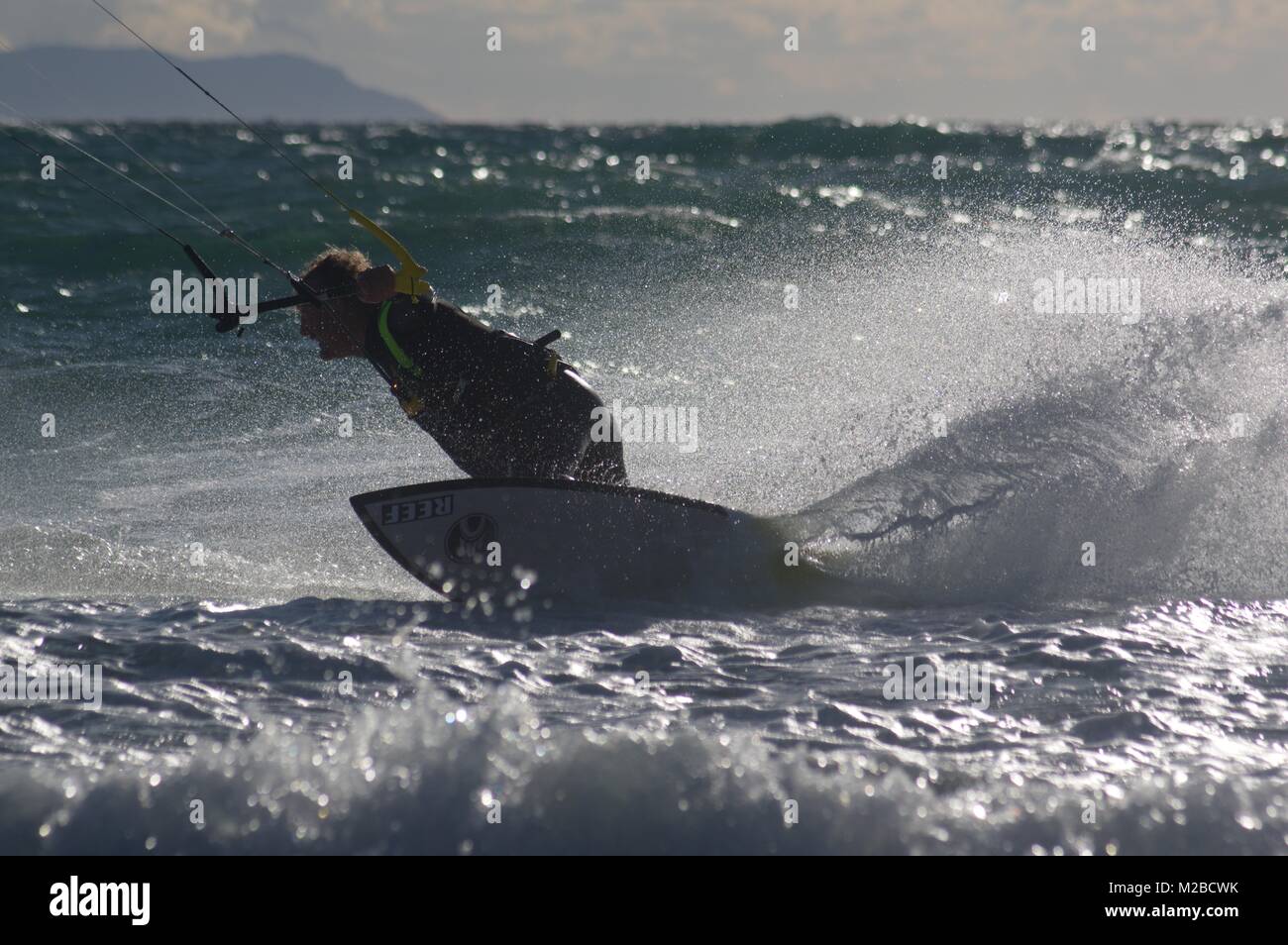 Kitesurfer sur la plage de Los Lances, Tarifa, Espagne Banque D'Images