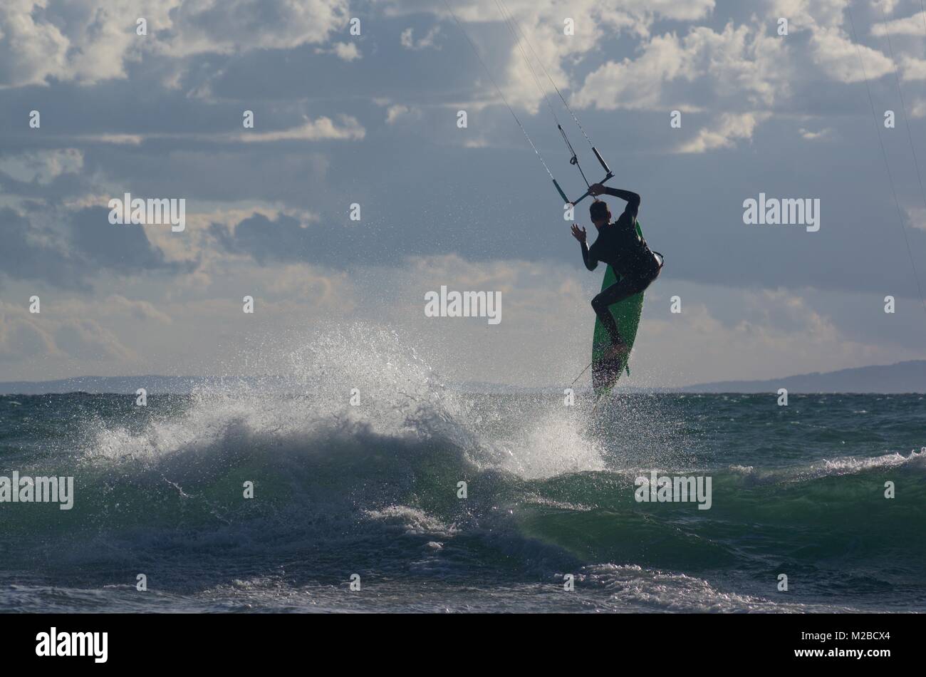 Kitesurfer sur la plage de Los Lances, Tarifa, Espagne Banque D'Images