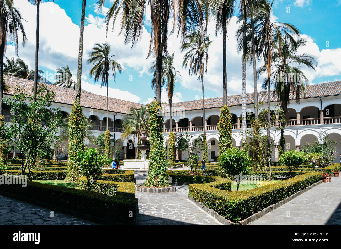 Jardin tropical à l'intérieur de l'Eglise et monastère de Saint François est un 16e siècle complexe catholique romaine à Quito, Equateur Banque D'Images
