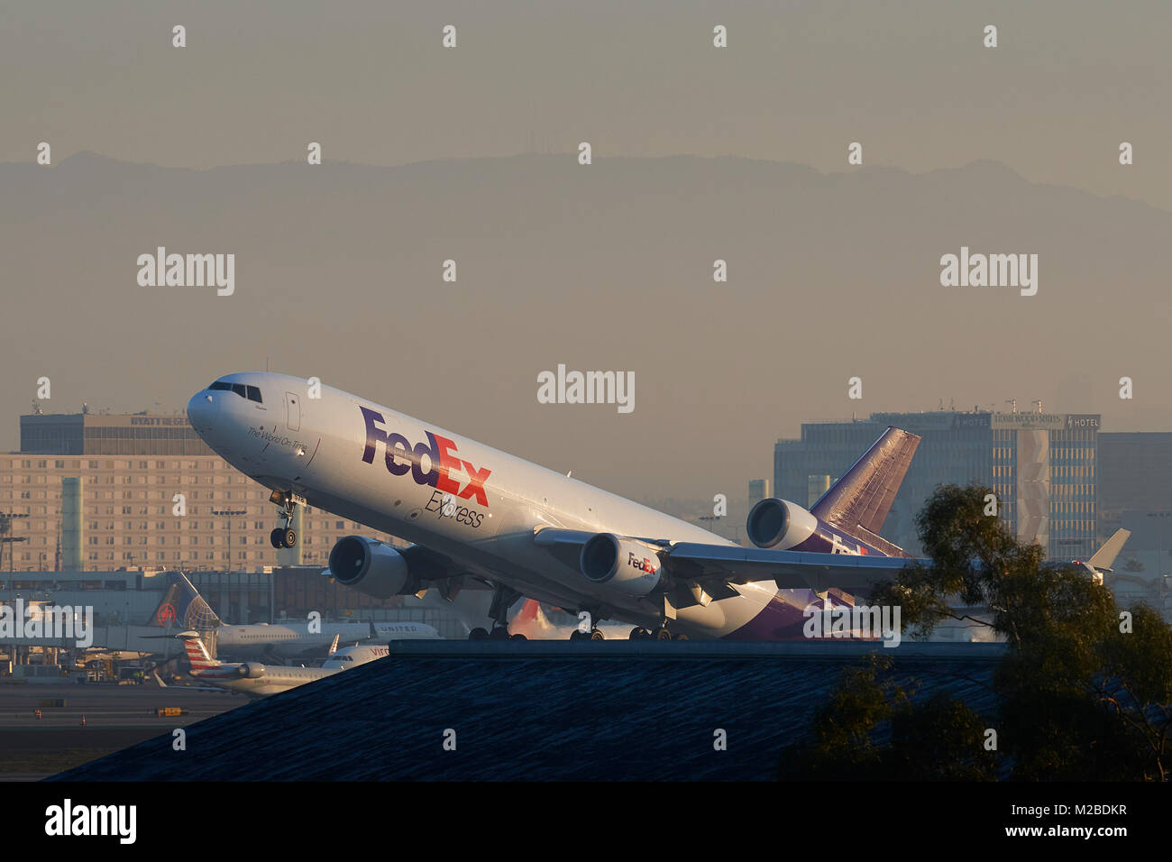 FedEx Express, Federal Express, MD-11 Cargo Jet, décoller de la piste 25 gauche à l'Aéroport International de Los Angeles, Californie, USA. Banque D'Images