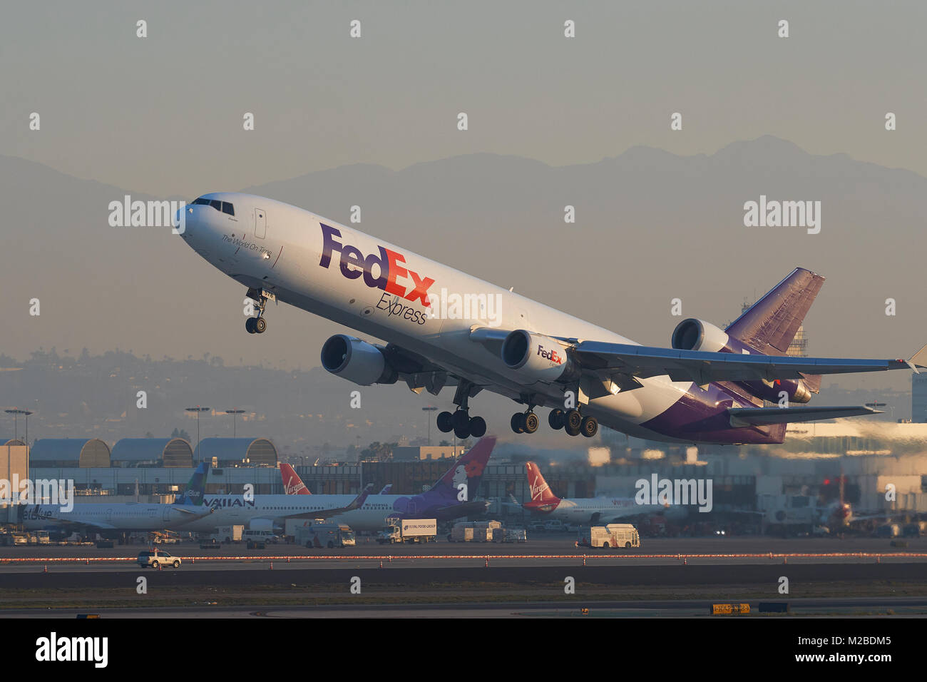 FedEx Express, Federal Express, MD-11 Cargo Jet, décoller de la piste 25 gauche à l'Aéroport International de Los Angeles, Californie, USA. Banque D'Images