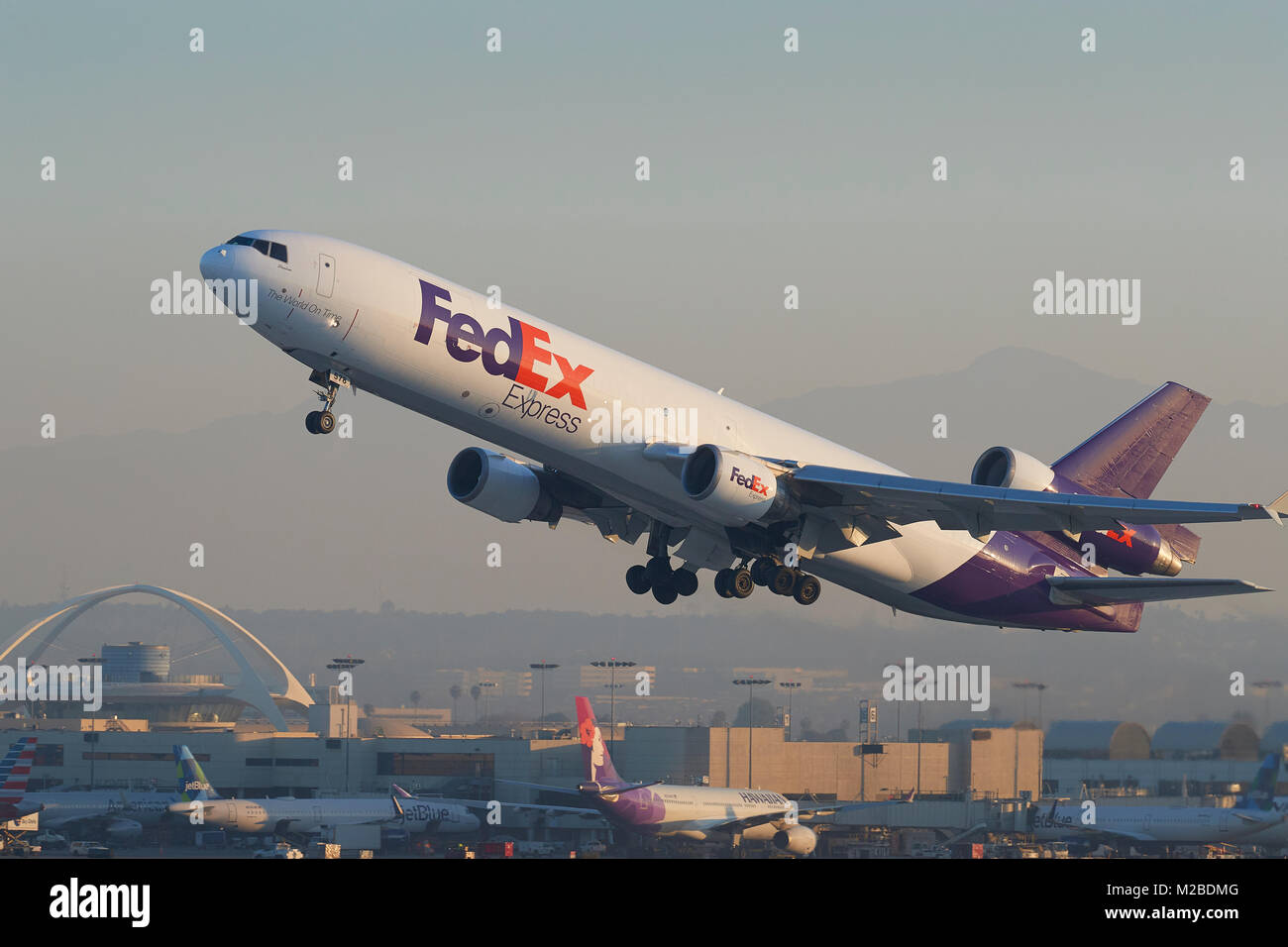 FedEx Express, Federal Express, MD-11 Cargo Jet, décoller de la piste 25 gauche à l'Aéroport International de Los Angeles, Californie, USA. Banque D'Images