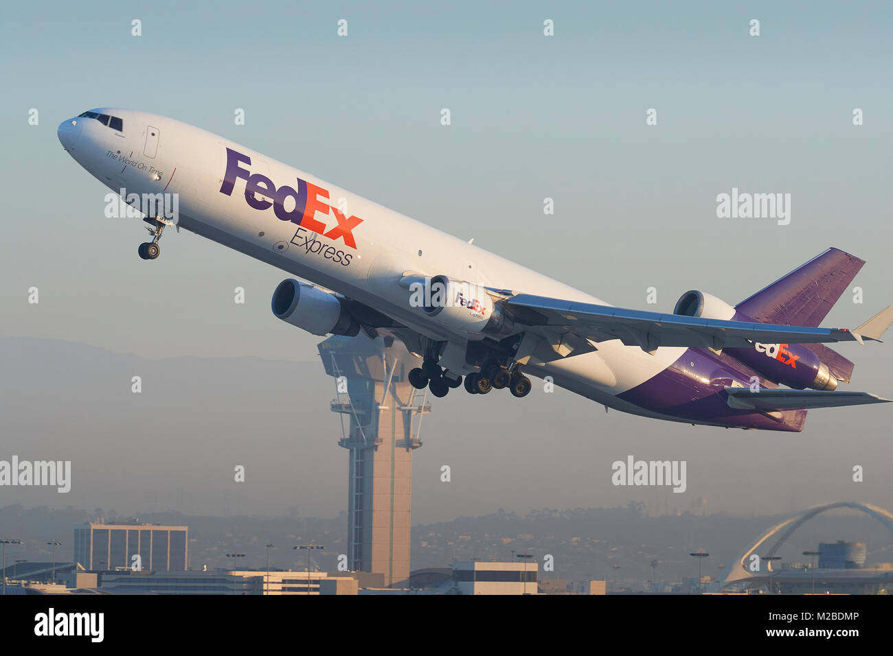 FedEx Express, Federal Express, MD-11 Cargo Jet, décoller de la piste 25 gauche à l'Aéroport International de Los Angeles, Californie, USA. Banque D'Images
