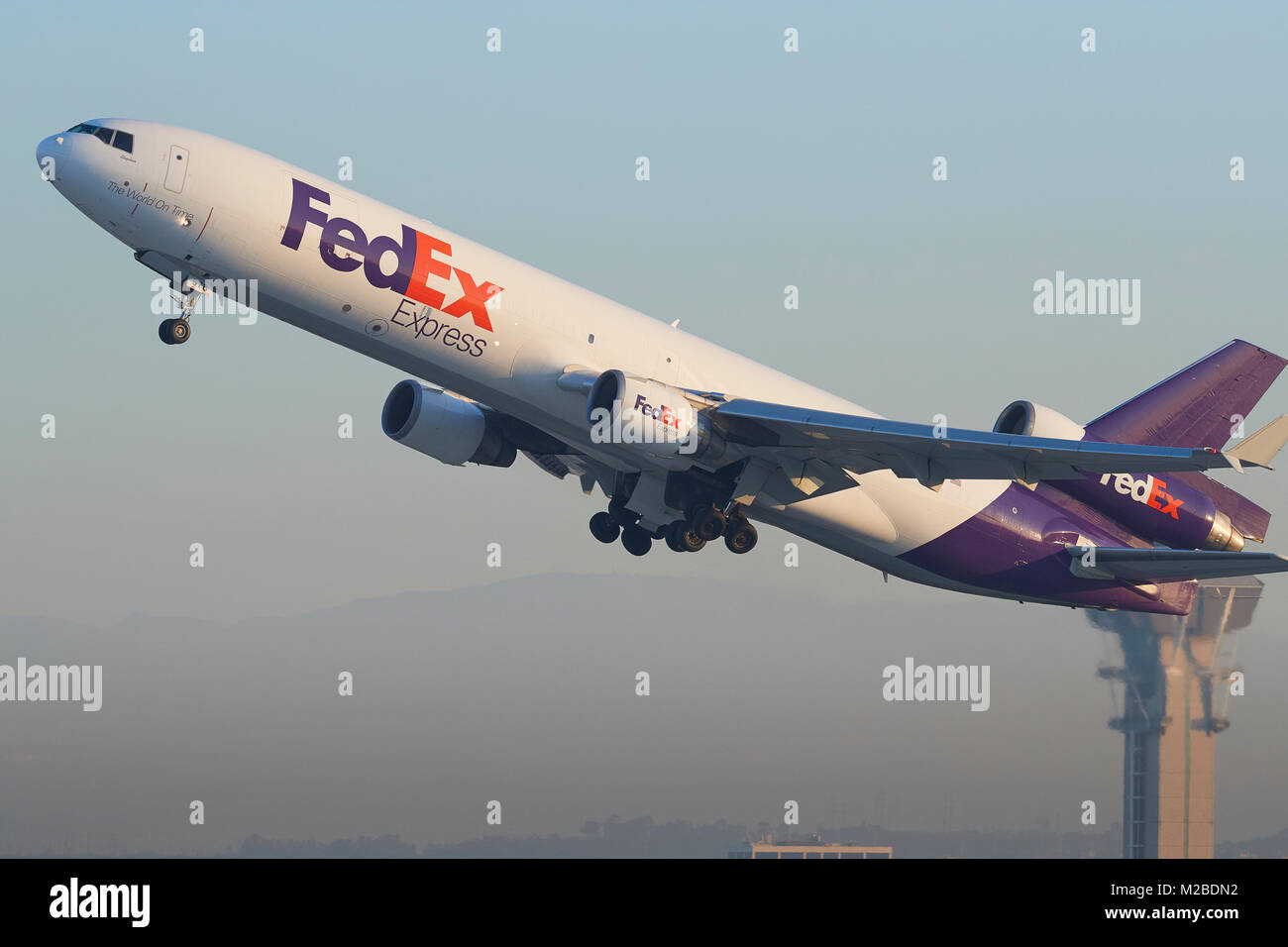 FedEx Express, Federal Express, MD-11 Cargo Jet, décoller de la piste 25 gauche à l'Aéroport International de Los Angeles, Californie, USA. Banque D'Images