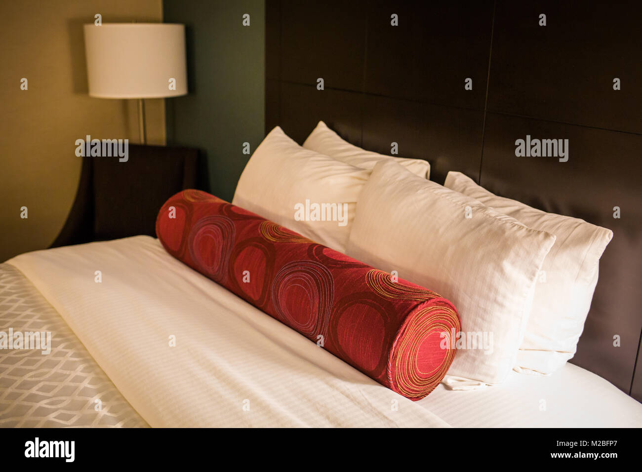 Lit plié avec des oreillers prêt pour dormir dans l'hôtel Banque D'Images