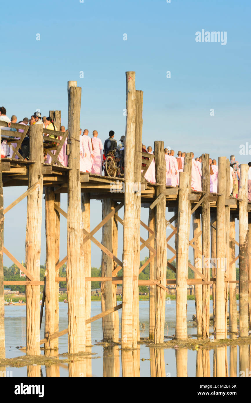 Amarapura : u-bein teck pont passerelle, le lac Taungthaman, nonnes, , Région de Mandalay, Myanmar (Birmanie) Banque D'Images