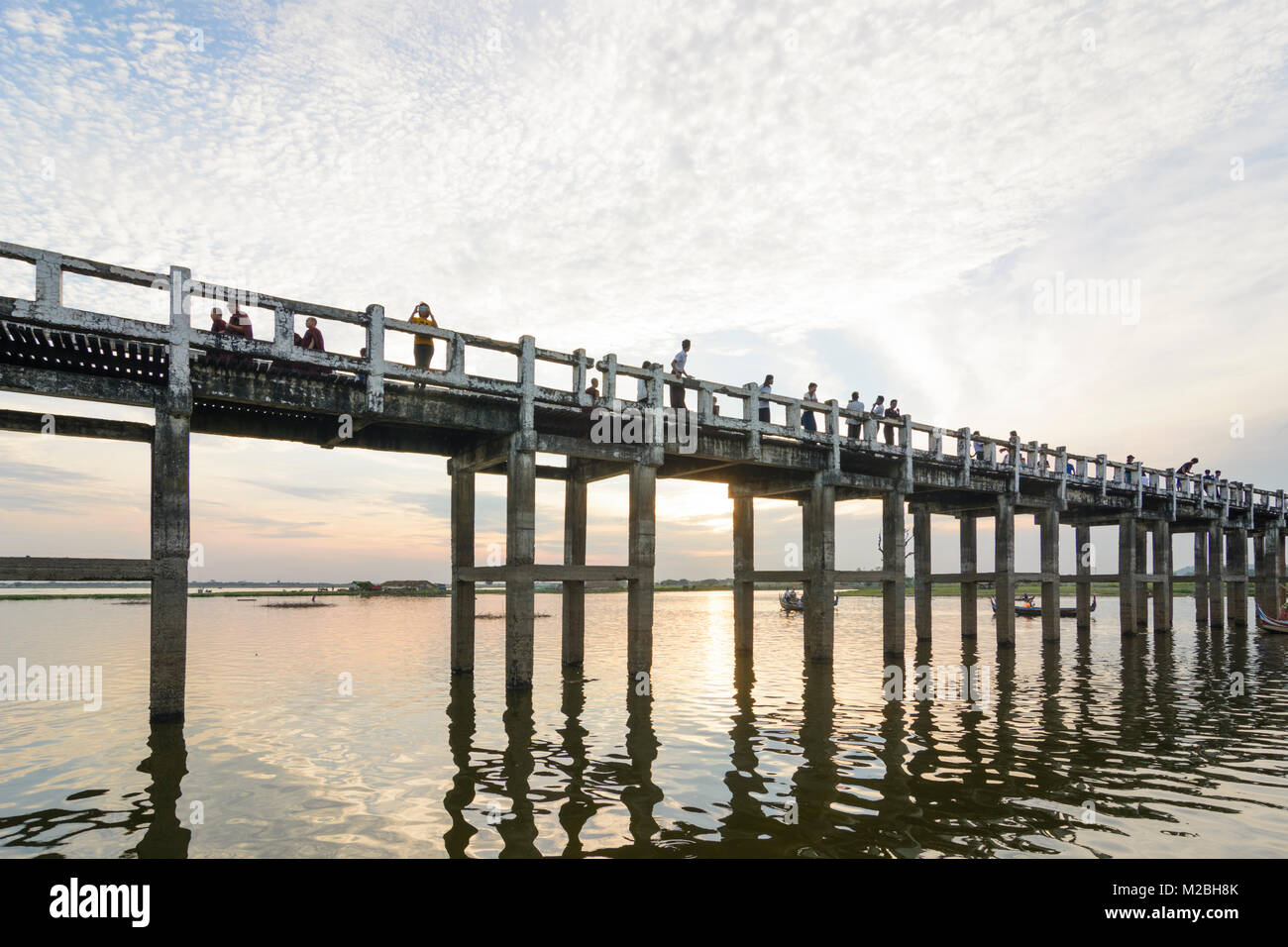 Amarapura : u-bein teck pont passerelle, le lac Taungthaman, , Région de Mandalay, Myanmar (Birmanie) Banque D'Images
