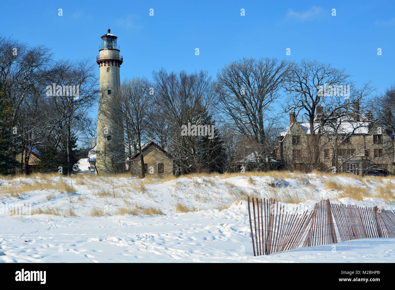 La neige recouvre la plage et les dunes à la Grosse Point où le phare, achevée en 1874, marque un haut-fond dans le lac Michigan au nord de Chicago. Banque D'Images