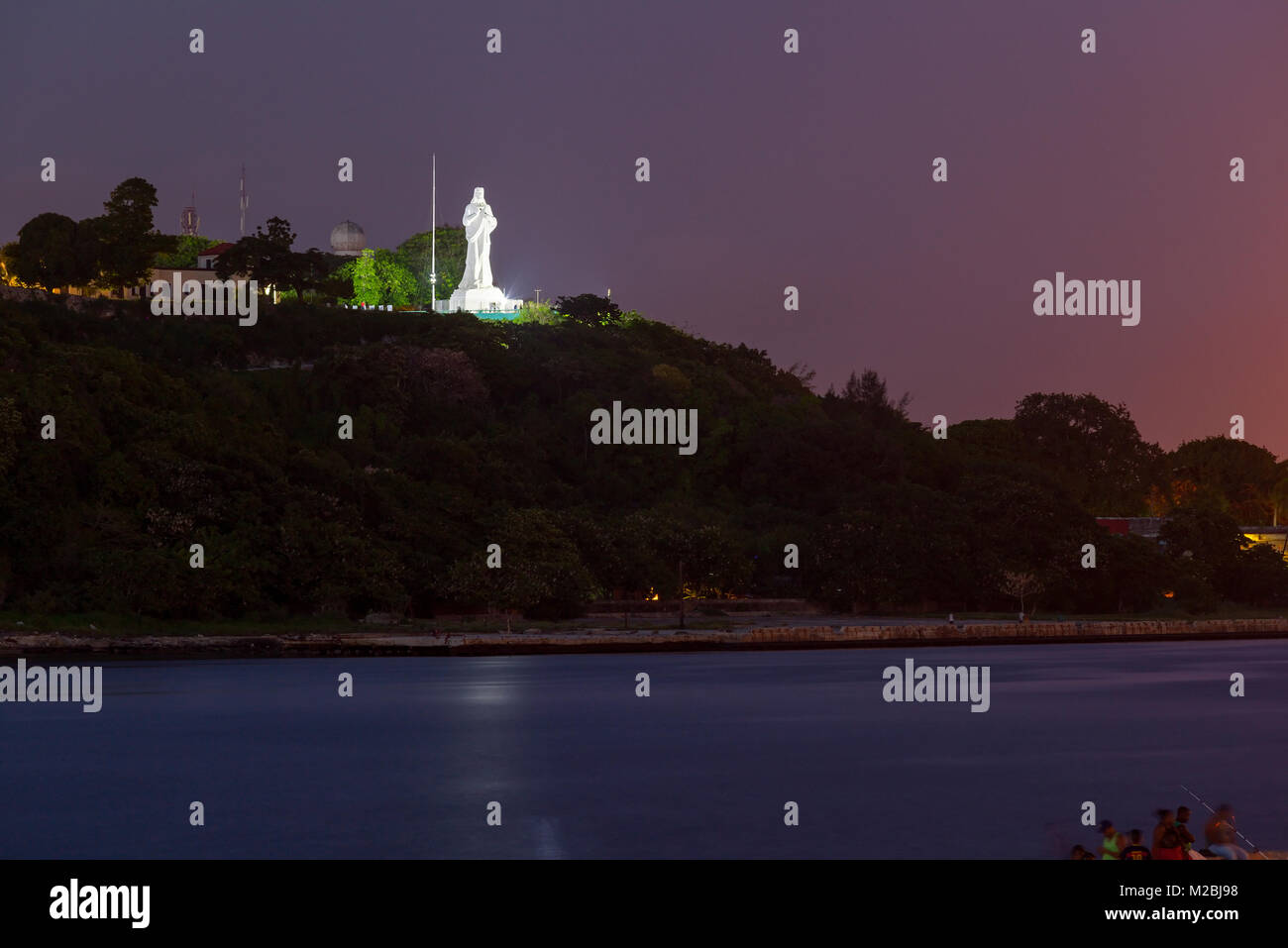 El Cristo de La Habana ou le Christ de La Havane avec vue sur la baie de La Havane à statue nuit à Casablanca, La Havane, Cuba. Banque D'Images