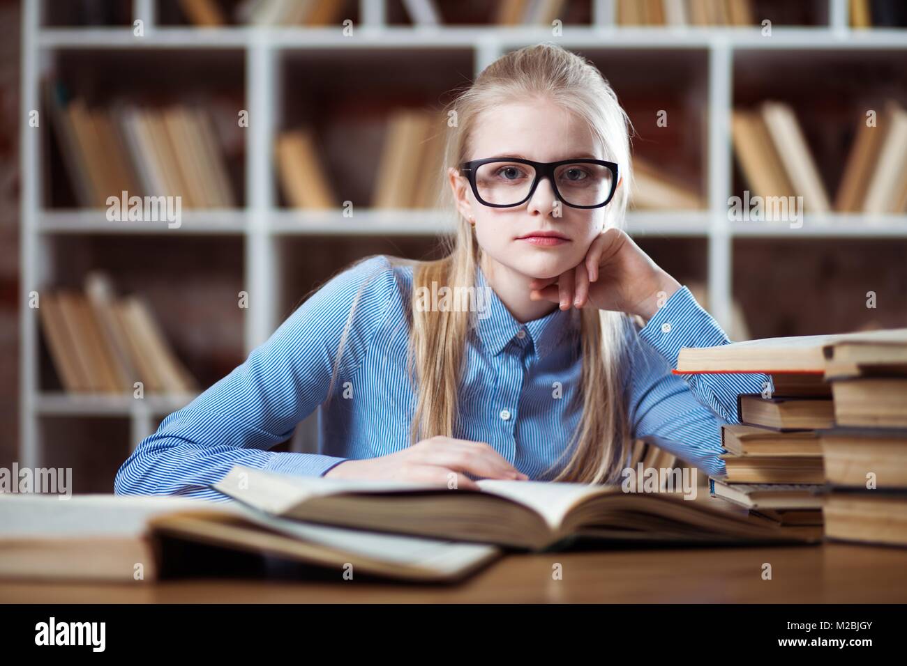 Teenage girl in a library Banque D'Images