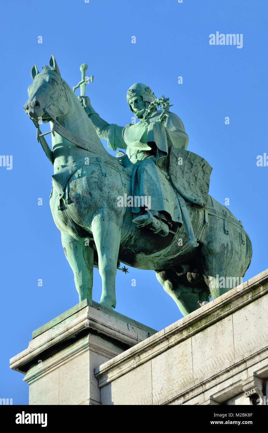Paris, France. Montmartre. Statue du Roi Louis IX sur la façade de l'Sacre-Coeur Banque D'Images