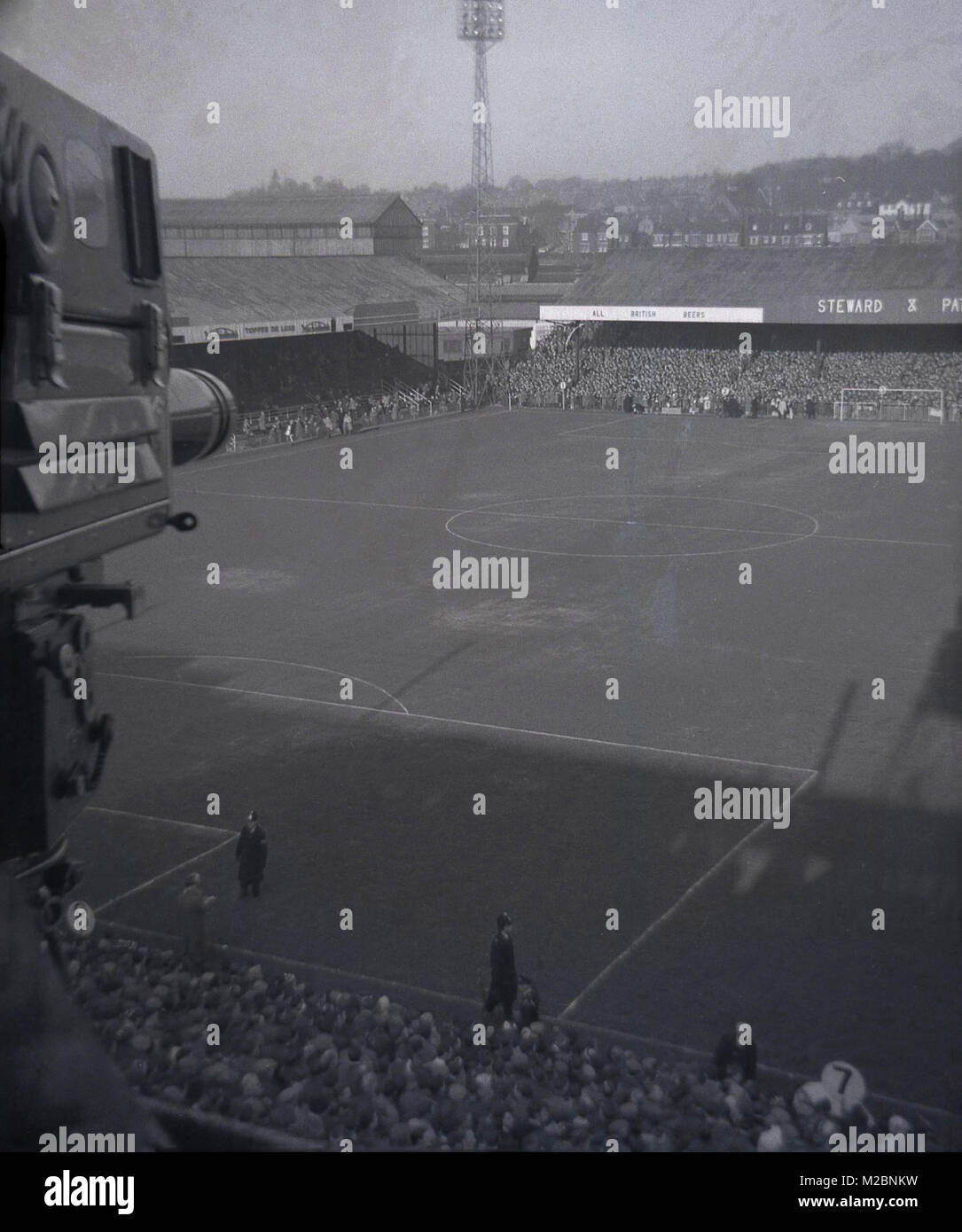 Années 1960, historiques, les frais généraux photo montrant le terrain de football de Norwich et stands des FC en ce moment, pris par la télévision bras donnant sur le stade et ses environs, Norwich, Angleterre, Royaume-Uni. Banque D'Images