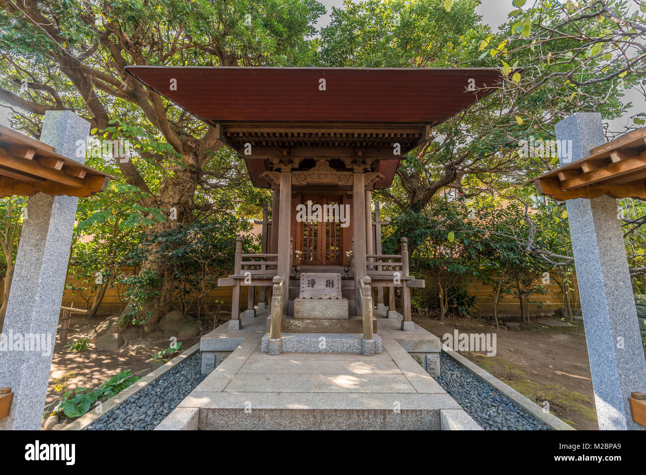 Kamakura, JAPON - 22 novembre 2017 : Tokuso Daigongen sanctuaire shinto fondée pour pacifier les âmes de la clan Hojo. Situé dans Hagider Hokai-ji Banque D'Images