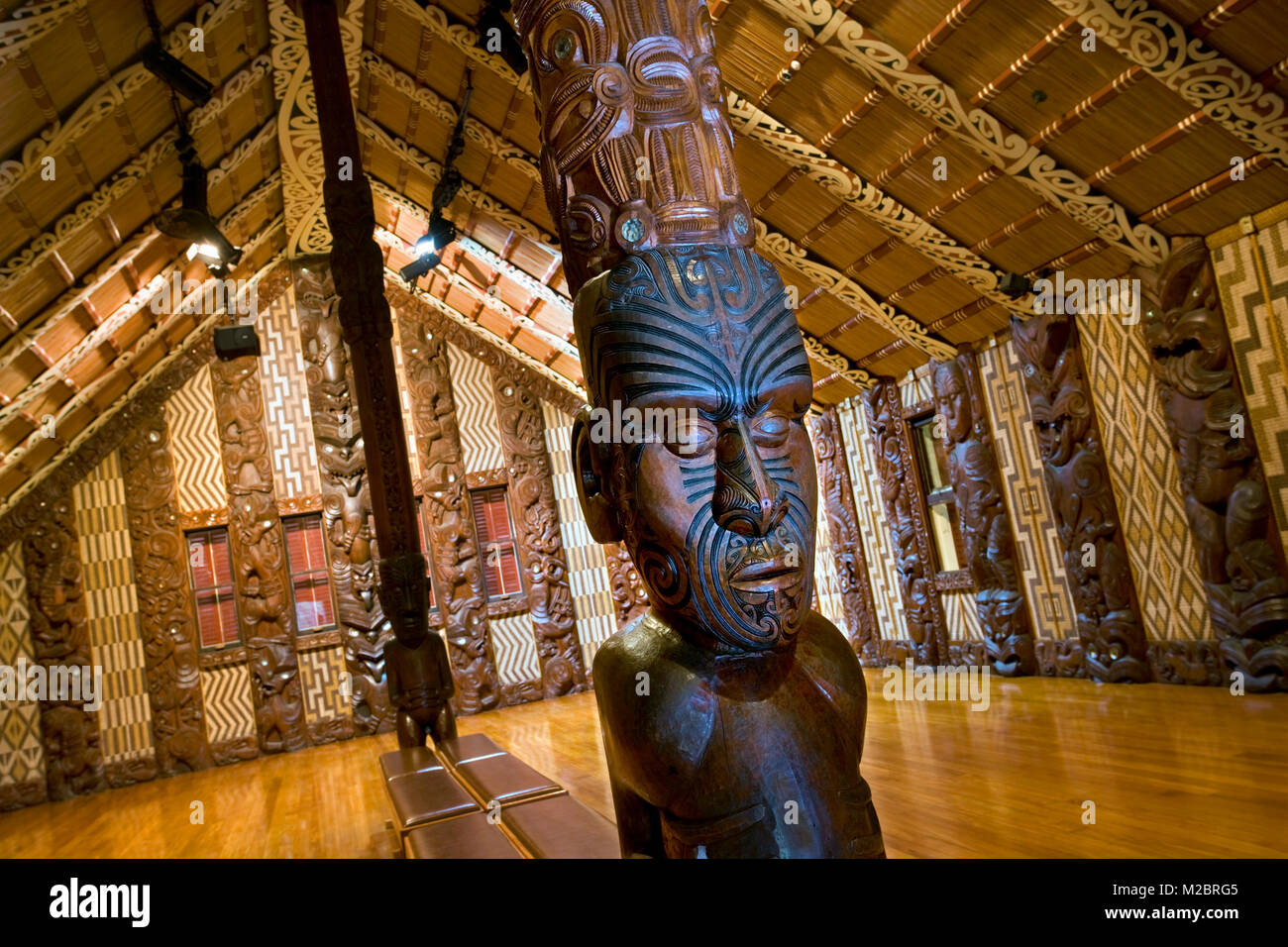 Nouvelle Zélande, île du Nord, Paihia, Bay of Islands, Waitangi réserve nationale. Maison traité. Te Whare Runanga de rencontre. Banque D'Images