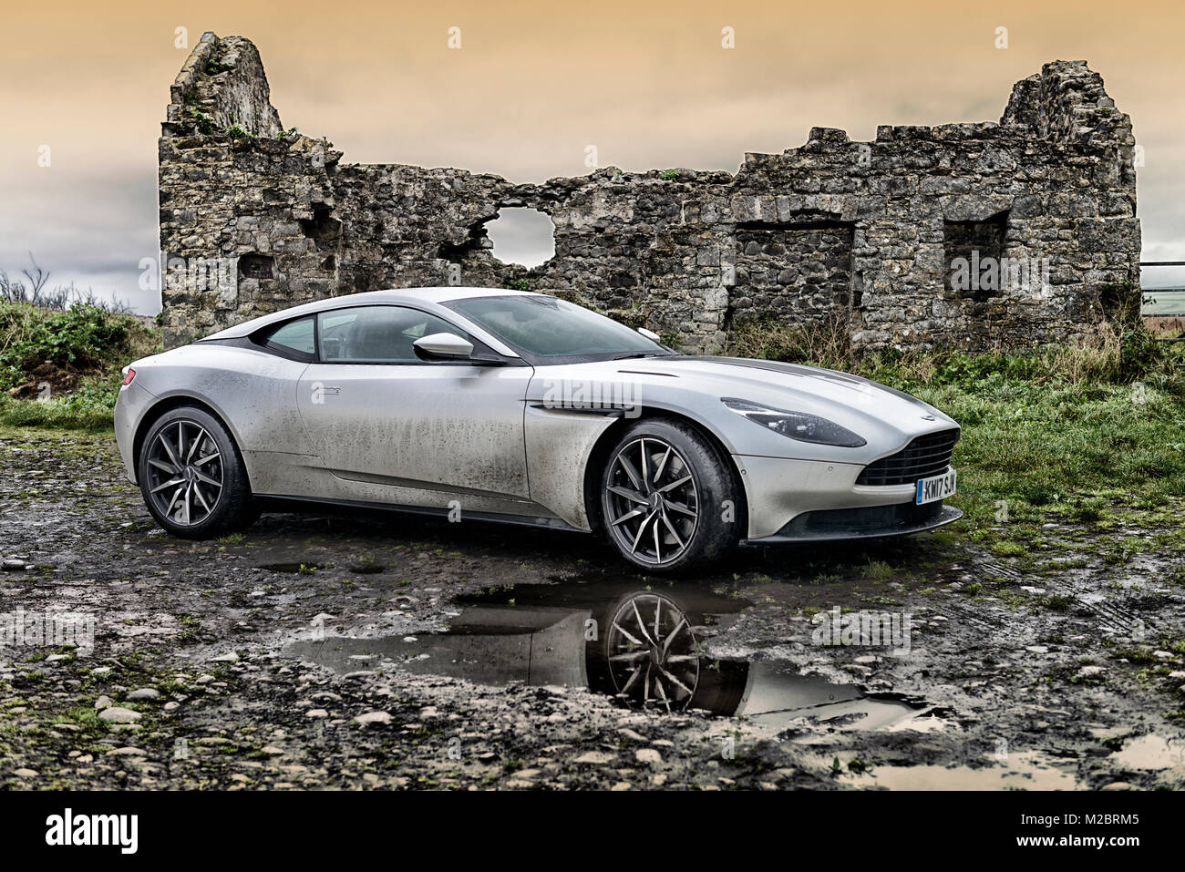 Une Aston Martin DB11 photographié à Aberthaw dans la vallée de Glamorgan. Banque D'Images