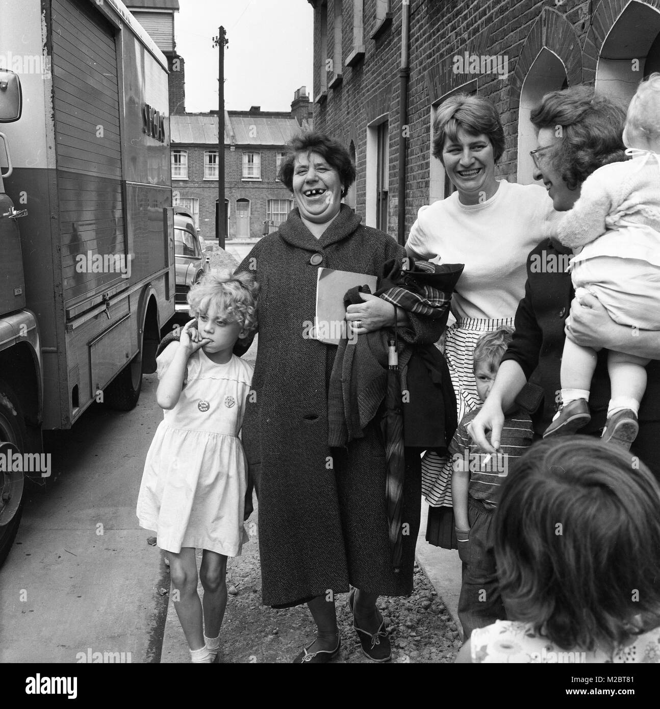 Classe de travail de femmes de la communauté et les enfants à Deptford London 1968 Banque D'Images