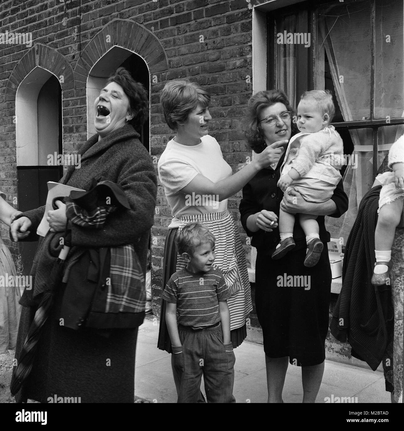 Classe de travail de femmes de la communauté et les enfants à Deptford London 1968 Banque D'Images