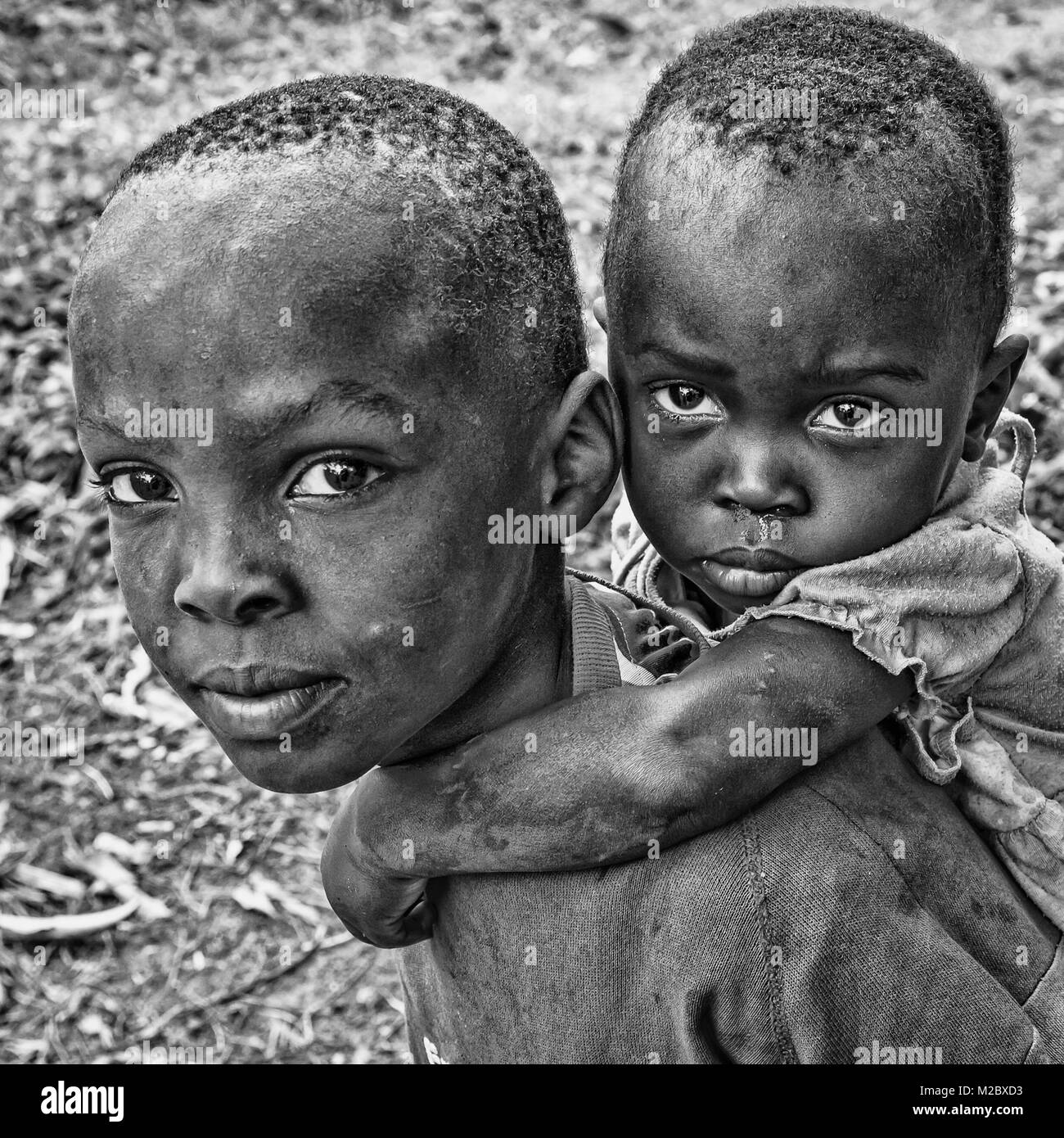 Deux garçons africains en noir et blanc à partir de la Tanzanie,Afrique,les enfants du monde Banque D'Images
