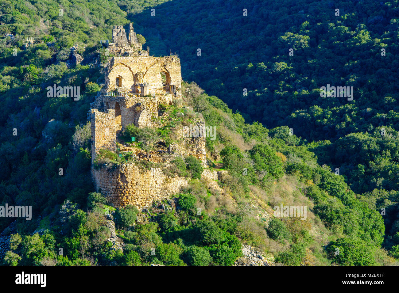 Vue sur les vestiges de la Roque-Gageac, et flux Kziv paysage, dans la région de la Haute Galilée dans le nord d'Israël Banque D'Images