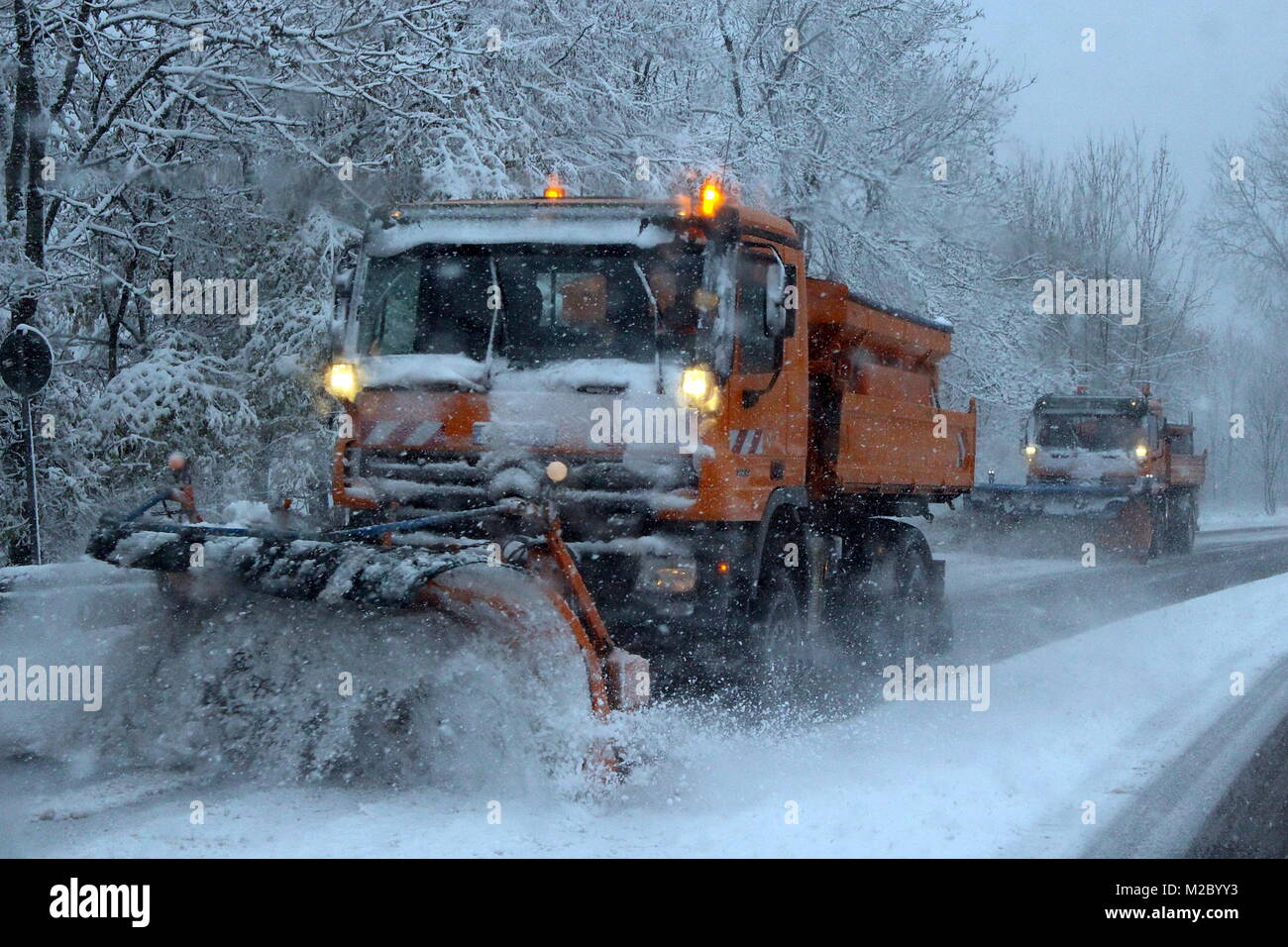 Winterdienst Schneeräumung industrielle Auto Nacht Stockfotografie - Alamy