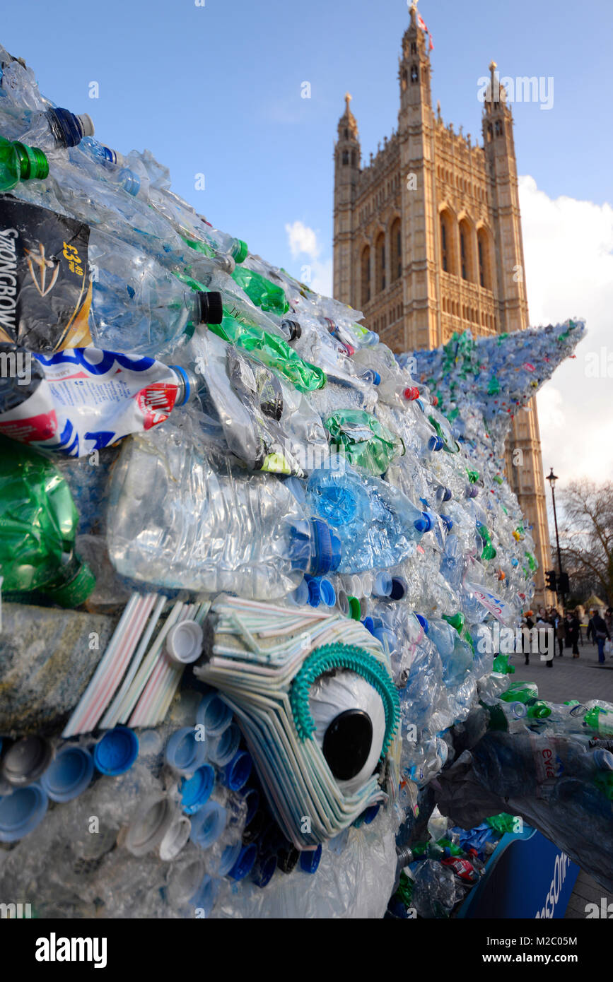 Baleine géante appelée 'Plasticus" fait de déchets en plastique devant les Chambres du Parlement dans le cadre de sauvetage Ocean Sky's 'transmettre' campagne en plastique. Banque D'Images