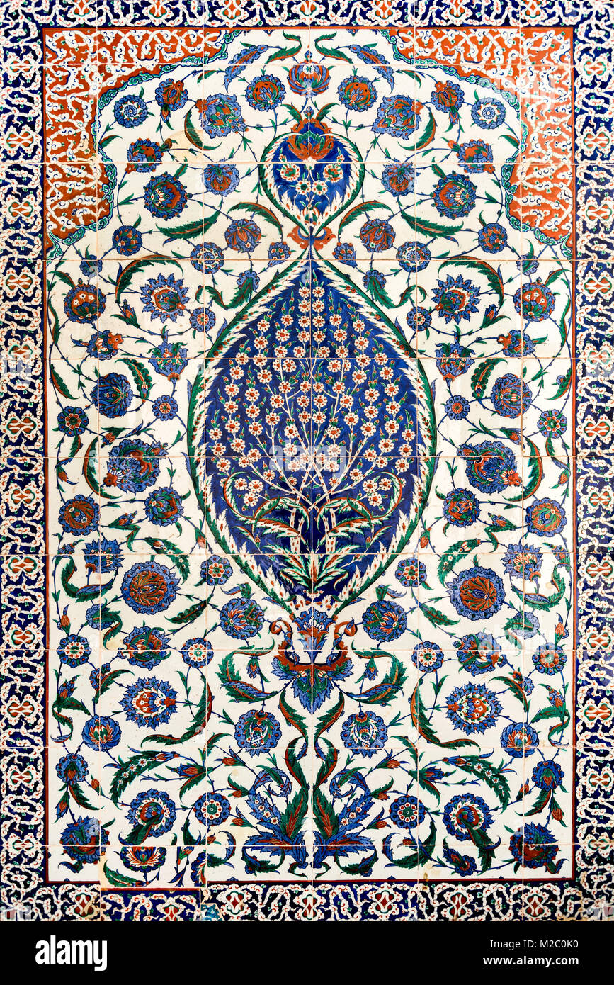 Carreaux de céramique ornés de style ottoman avec des motifs floraux complexes et des motifs géométriques dans des teintes bleues, vertes et oranges vives, R Banque D'Images