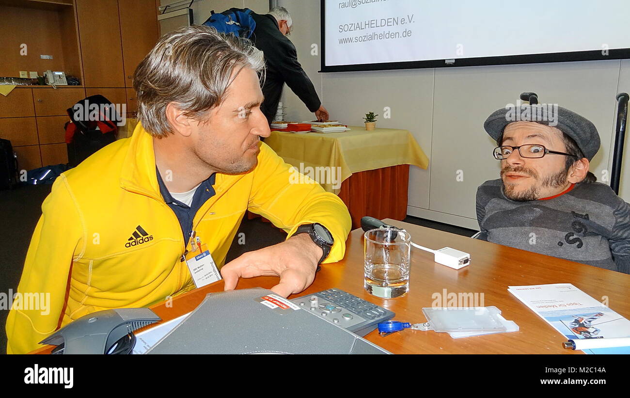 Im Gespräch : Raul KRAUTHAUSEN Paralympiques Goldmediallen Gewinner und Gerd Schönfelder (liens), aux Jeux Paralympiques Sotschi 2014 / 2014 Jeux paralympiques d'hiver de Sotchi Banque D'Images