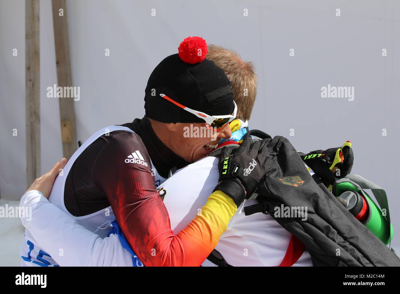 Andrea ESKAU herzt ihren Physiotherapeuten MEIWORM Skianglauf David Cross Country - 9. Jeux paralympiques 2014 / Wettkampftag Sotschi Jeux paralympiques d'hiver de Sotchi 2014 Banque D'Images