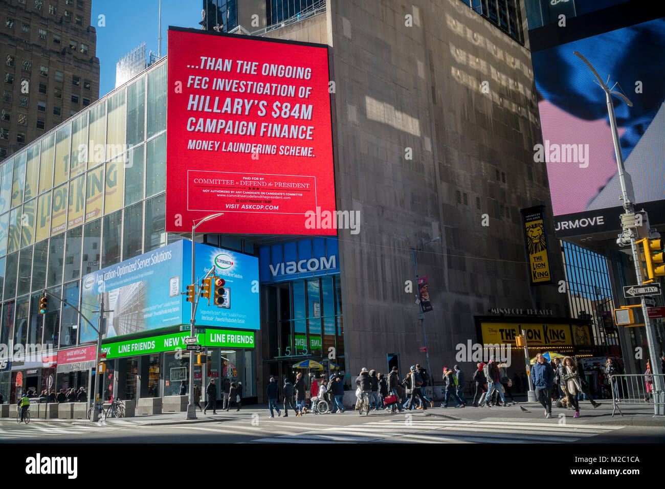 Un babillard électronique à Times Square à New York le lundi 5 février 2017 par le comité pour défendre le président (anciennement Arrêter Hillary CIP) le châtie pour médias ne couvrant pas le l'enquête d'Hillary Clinton a campaign finance stratagème de blanchiment d'argent. La publicité utilise l'expression populaire du président 'fausse news'. (Â© Richard B. Levine) Banque D'Images