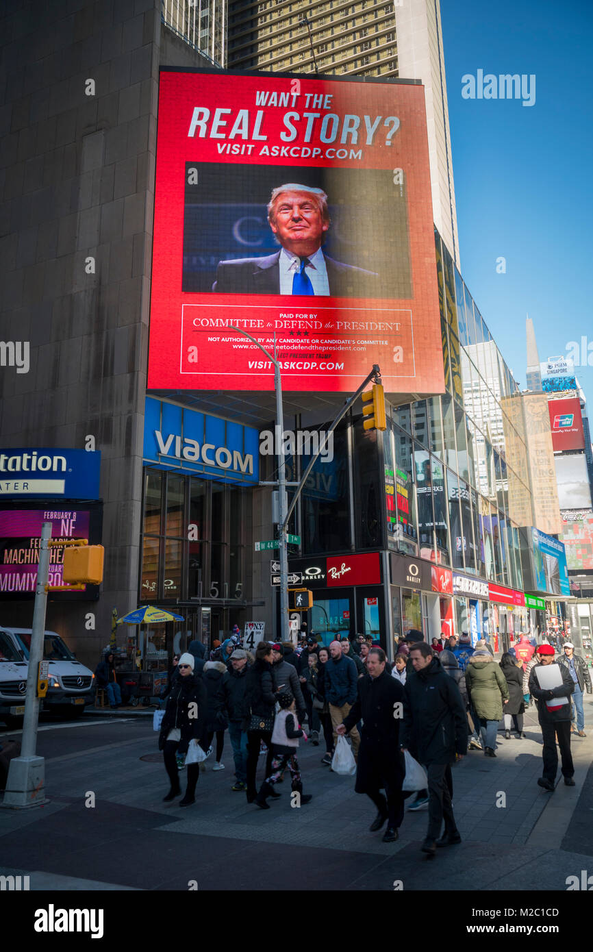 Un babillard électronique à Times Square à New York le lundi 5 février 2017 par le comité pour défendre le président (anciennement Arrêter Hillary CIP) le châtie pour médias ne couvrant pas le l'enquête d'Hillary Clinton a campaign finance stratagème de blanchiment d'argent. La publicité utilise l'expression populaire du président 'fausse news'. (© Richard B. Levine) Banque D'Images