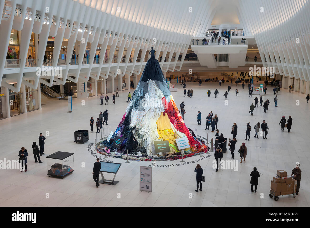 Une installation de 26 pieds de hauteur composé de milliers d'articles d'habillement utilisé est vu dans l'oculus de Westfield World Trade Center le Mardi, Février 6, 2018. L'événement commandité par Unilever les désodorisants et les épargnants, un magasin d'épargne, est destiné à attirer l'attention sur la quantité de vêtements, d'un montant total de 10,5 millions de tonnes, jetés chaque année. Intitulée "tain-moins, Waste-Less' elle fait la promotion de l'Unilever déodorants qui ne laissent pas de marques de taches sur vos vêtements, prolongeant ainsi la durée de vie de vos vêtements. Les consommateurs ont également la possibilité de faire don de vêtements usagés qui seront recyclés pour un organisme sans but lucratif. (© Banque D'Images