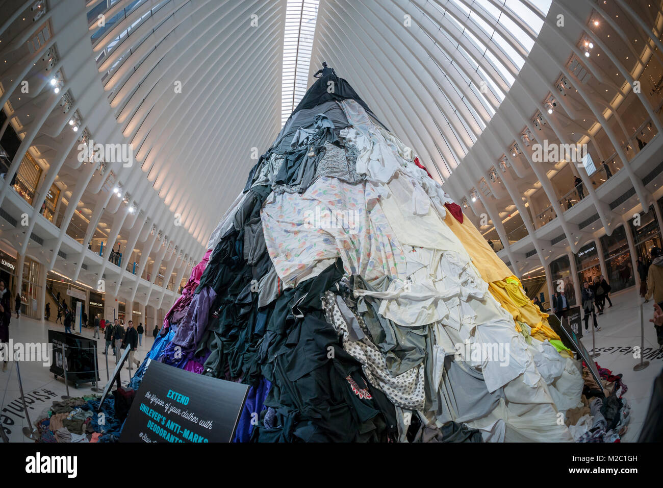 Une installation de 26 pieds de hauteur composé de milliers d'articles d'habillement utilisé est vu dans l'oculus de Westfield World Trade Center le Mardi, Février 6, 2018. L'événement commandité par Unilever les désodorisants et les épargnants, un magasin d'épargne, est destiné à attirer l'attention sur la quantité de vêtements, d'un montant total de 10,5 millions de tonnes, jetés chaque année. Intitulée "tain-moins, Waste-Less' elle fait la promotion de l'Unilever déodorants qui ne laissent pas de marques de taches sur vos vêtements, prolongeant ainsi la durée de vie de vos vêtements. Les consommateurs ont également la possibilité de faire don de vêtements usagés qui seront recyclés pour un organisme sans but lucratif. (© Banque D'Images