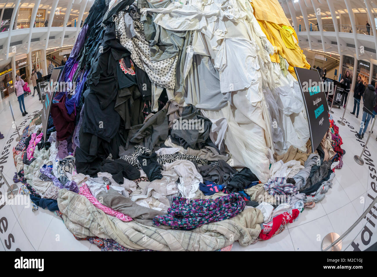 Une installation de 26 pieds de hauteur composé de milliers d'articles d'habillement utilisé est vu dans l'oculus de Westfield World Trade Center le Mardi, Février 6, 2018. L'événement commandité par Unilever les désodorisants et les épargnants, un magasin d'épargne, est destiné à attirer l'attention sur la quantité de vêtements, d'un montant total de 10,5 millions de tonnes, jetés chaque année. Intitulée "tain-moins, Waste-Less' elle fait la promotion de l'Unilever déodorants qui ne laissent pas de marques de taches sur vos vêtements, prolongeant ainsi la durée de vie de vos vêtements. Les consommateurs ont également la possibilité de faire don de vêtements usagés qui seront recyclés pour un organisme sans but lucratif. (© Banque D'Images
