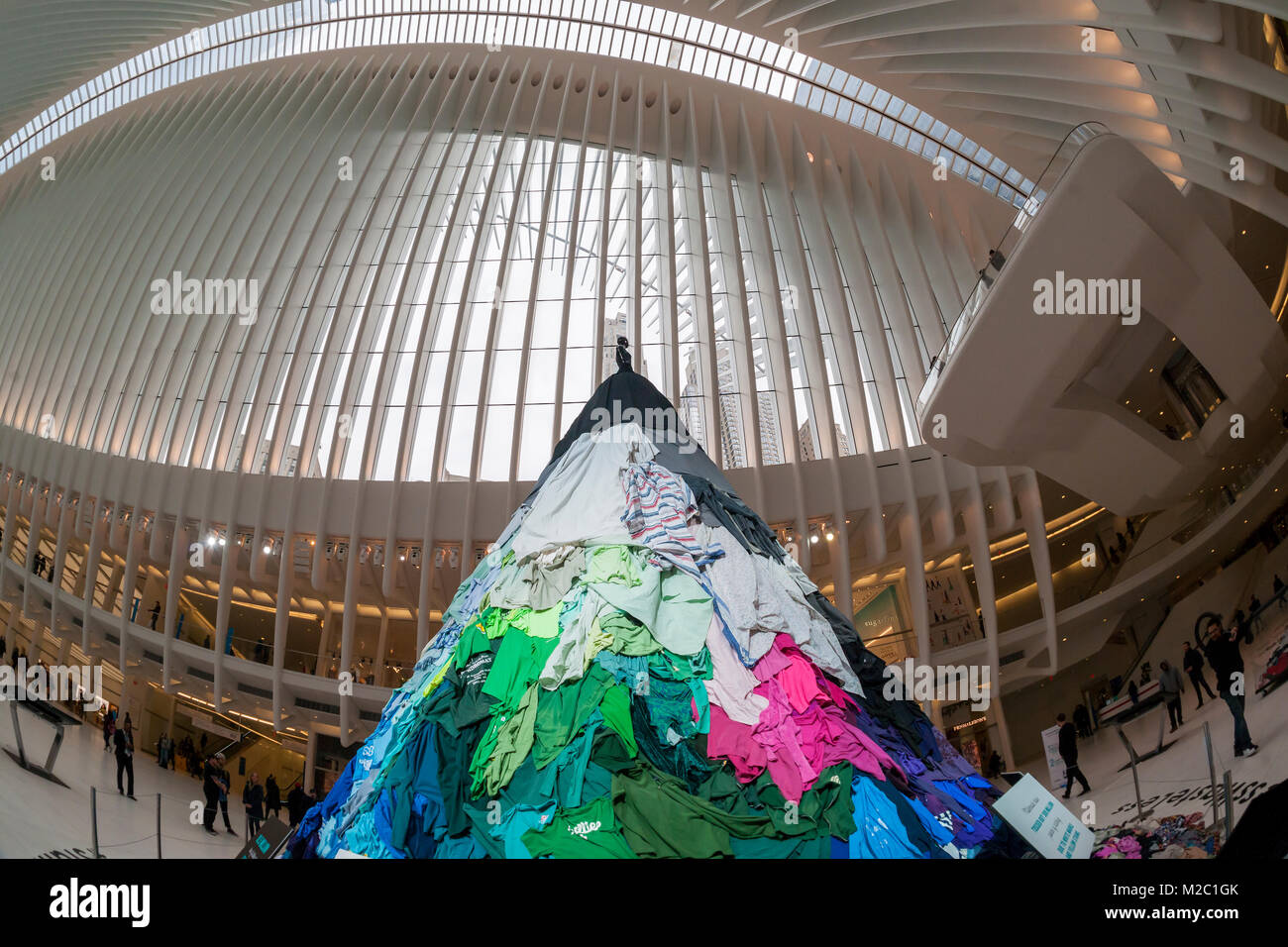 Une installation de 26 pieds de hauteur composé de milliers d'articles d'habillement utilisé est vu dans l'oculus de Westfield World Trade Center le Mardi, Février 6, 2018. L'événement commandité par Unilever les désodorisants et les épargnants, un magasin d'épargne, est destiné à attirer l'attention sur la quantité de vêtements, d'un montant total de 10,5 millions de tonnes, jetés chaque année. Intitulée "tain-moins, Waste-Less' elle fait la promotion de l'Unilever déodorants qui ne laissent pas de marques de taches sur vos vêtements, prolongeant ainsi la durée de vie de vos vêtements. Les consommateurs ont également la possibilité de faire don de vêtements usagés qui seront recyclés pour un organisme sans but lucratif. (© Banque D'Images